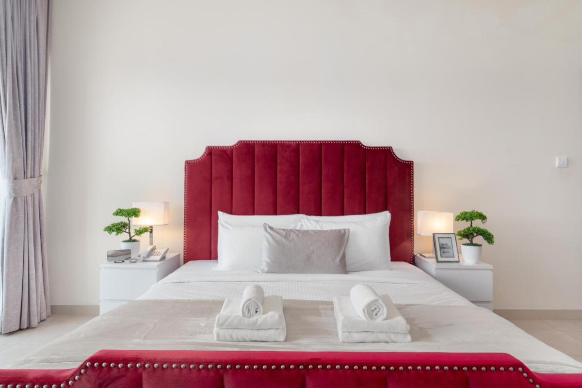 Spacious 2 beds 5 min walk from Dubai Mall with brand new gym and rooftop swimming pool