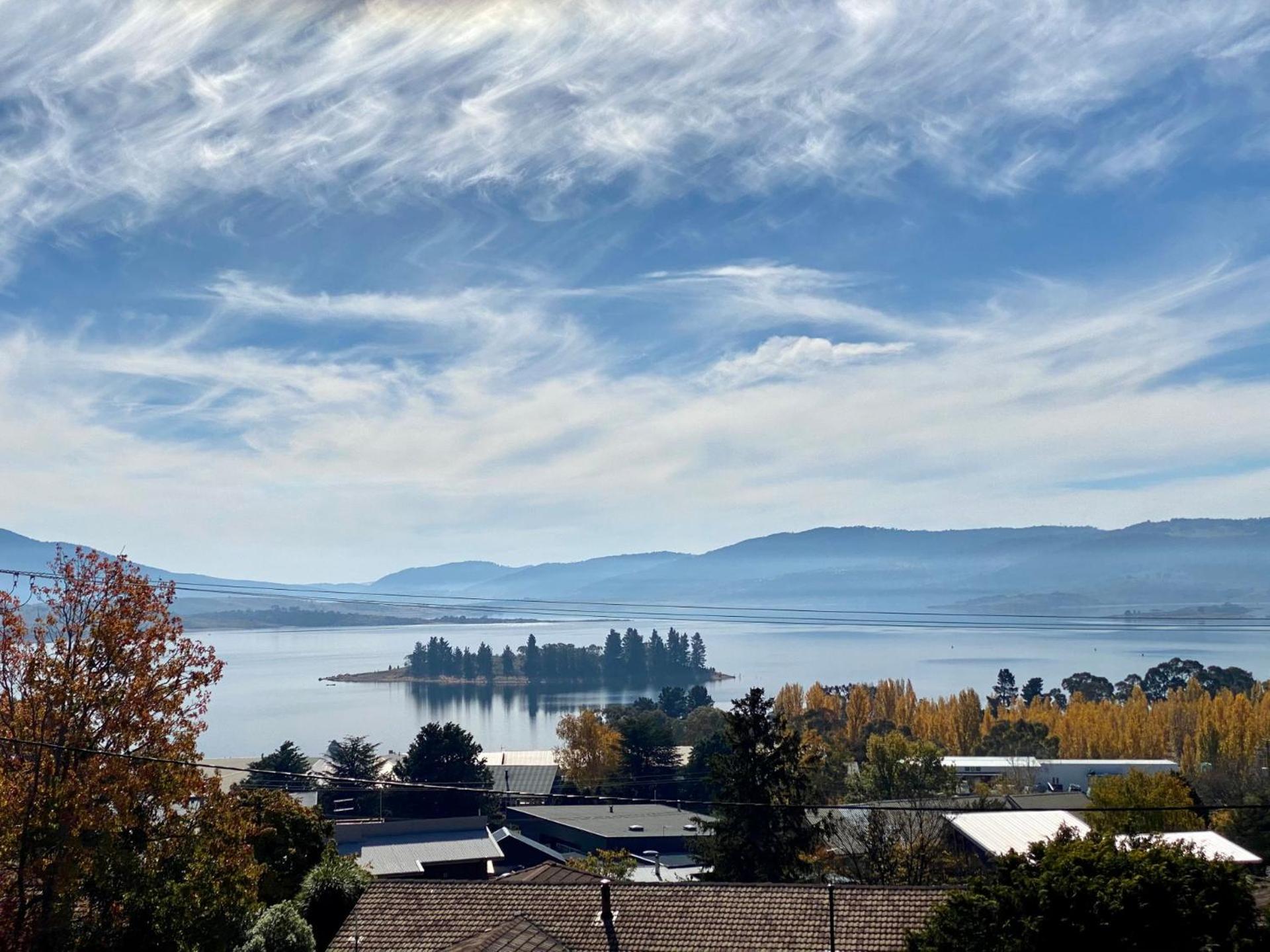 Summit 9 - Stylish 3BR Apartment l Amazing Lake Views l WiFi l BBQ l Air-Con