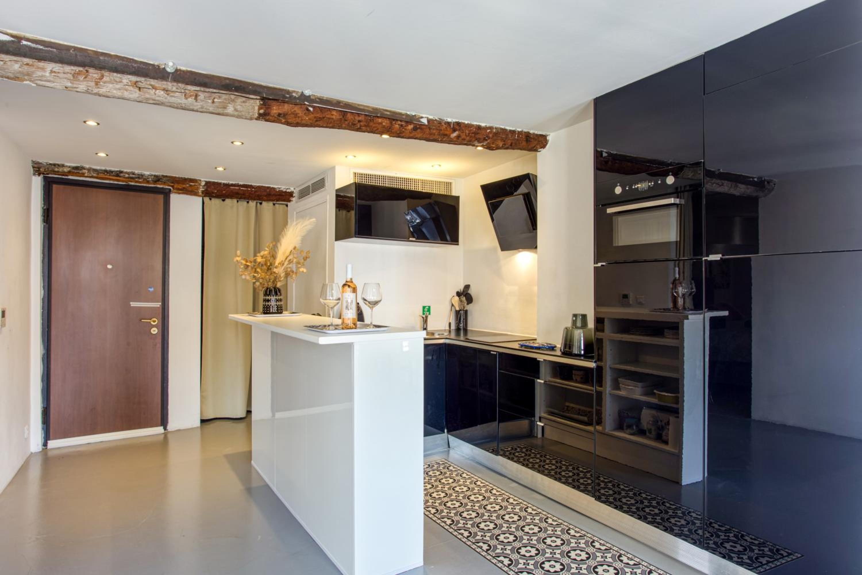 ROSS 5- F2, LUMINEUX, BALCON, LOFT, CLIM, Vieux-Nice photo 3