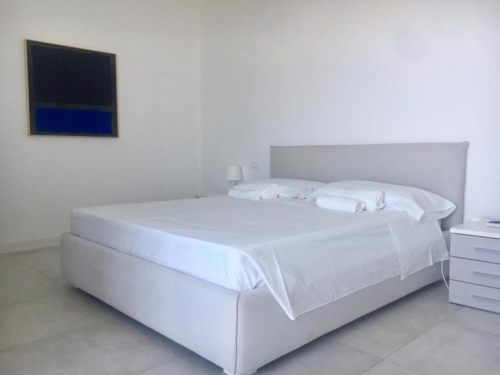 Luxury villa Blue&Blanc piscina a sfioro isola view 5