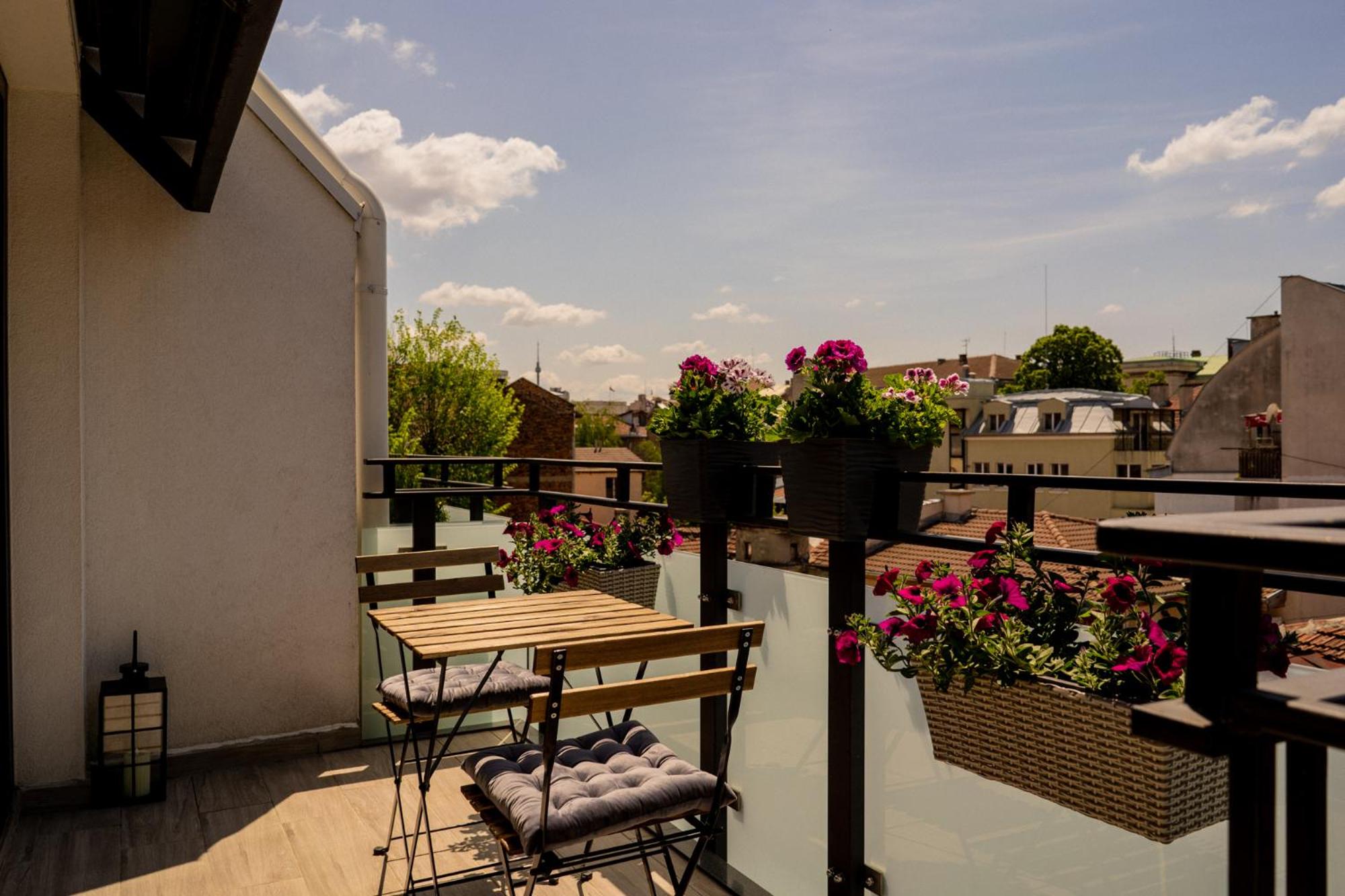 City Art Luxury Living Free Parking view 2