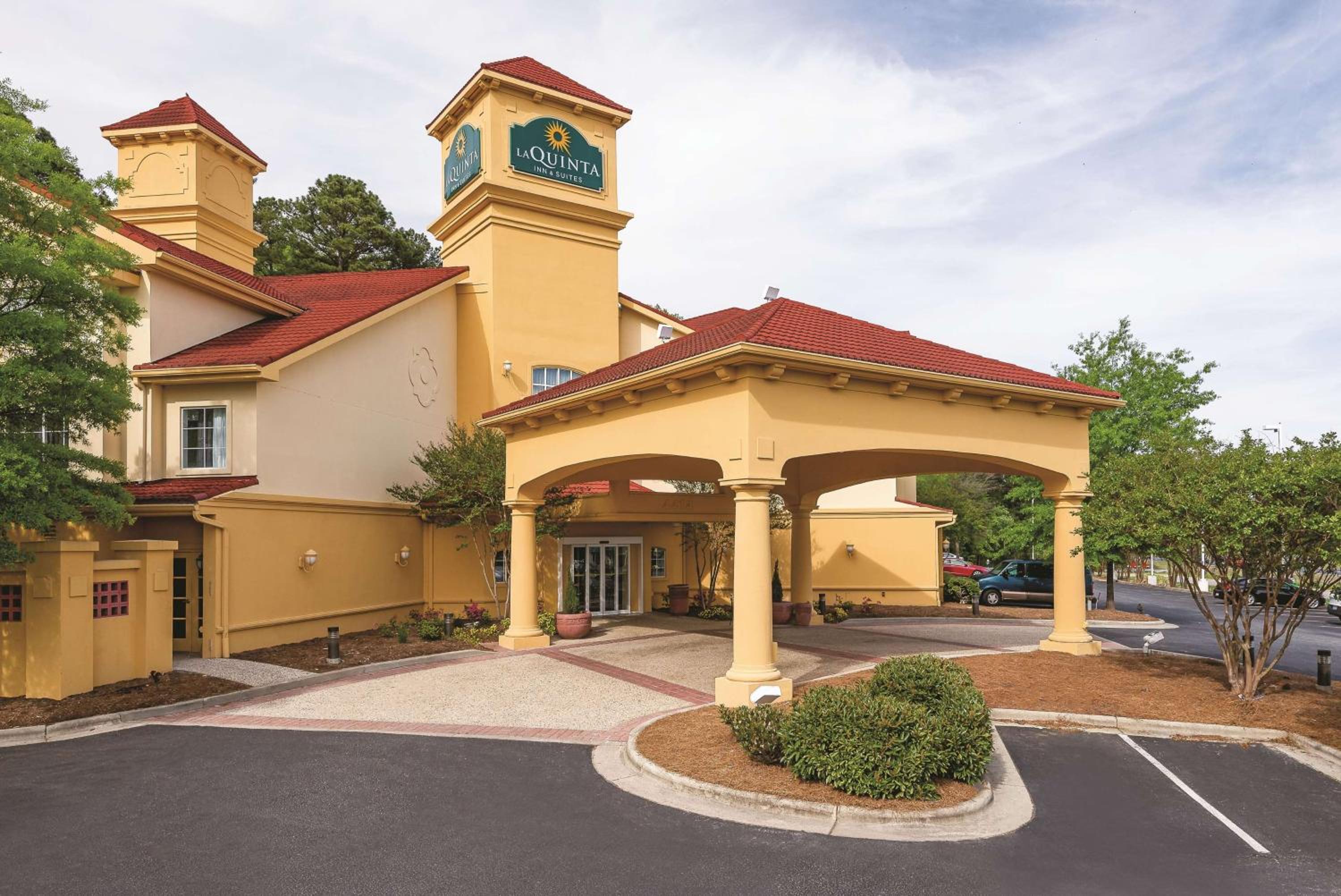 Hotel La Quinta Inn & Suites by Wyndham University Area Chapel Hill - Image 1