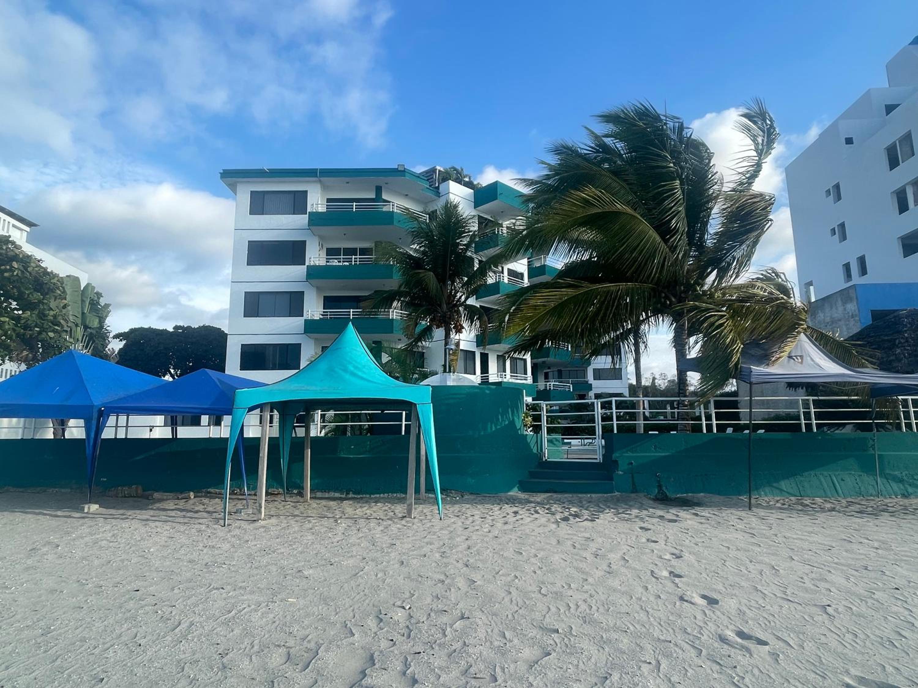 Hotel Beachside apartment with 2 pools, Same, Esmeraldas - Image 1