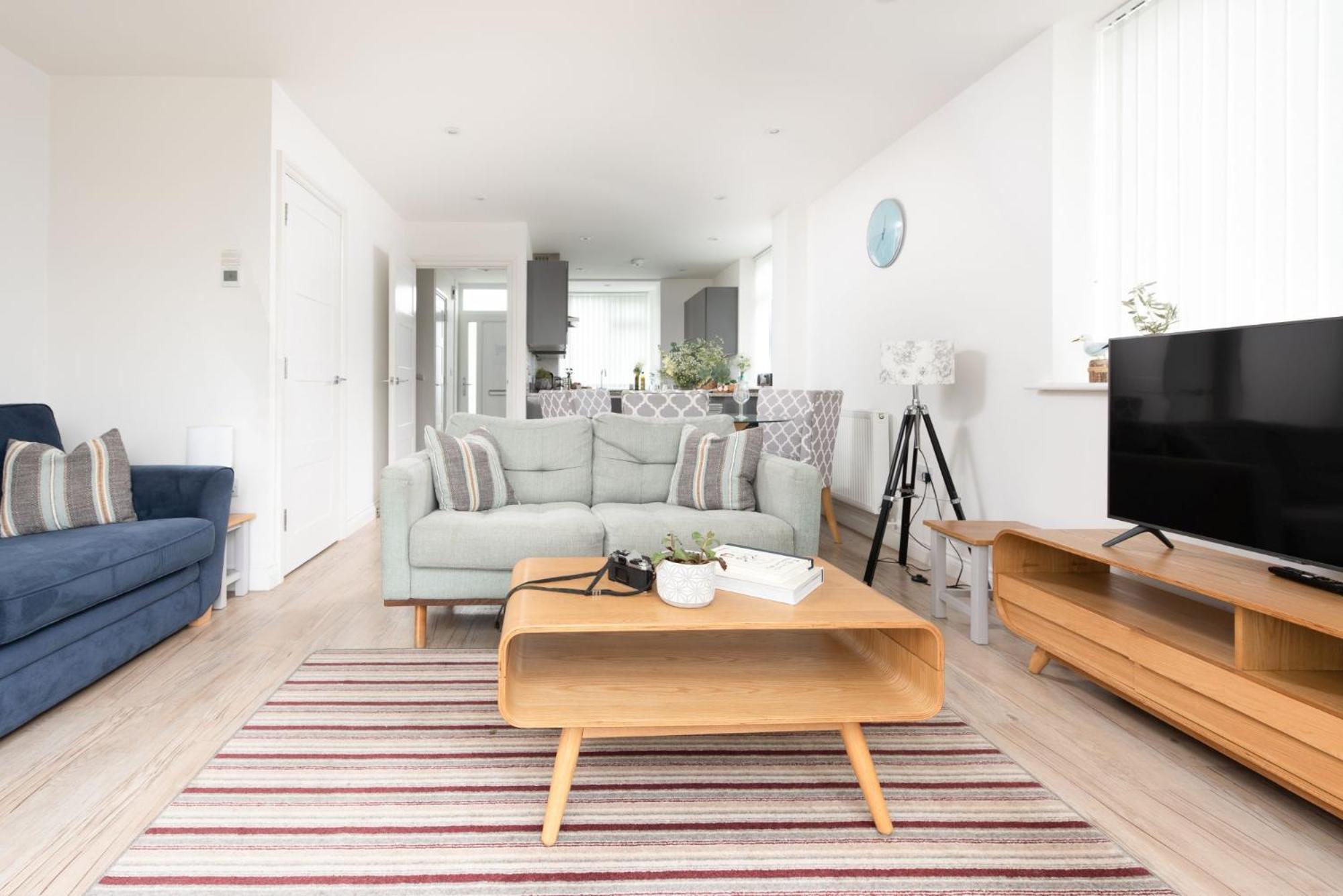 Kingsley House - Free Parking & WiFi - Close to Newquay's Beaches view 2