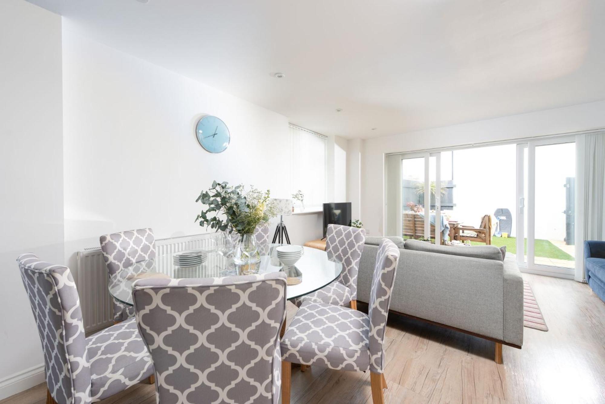 Kingsley House - Free Parking & WiFi - Close to Newquay's Beaches view 4