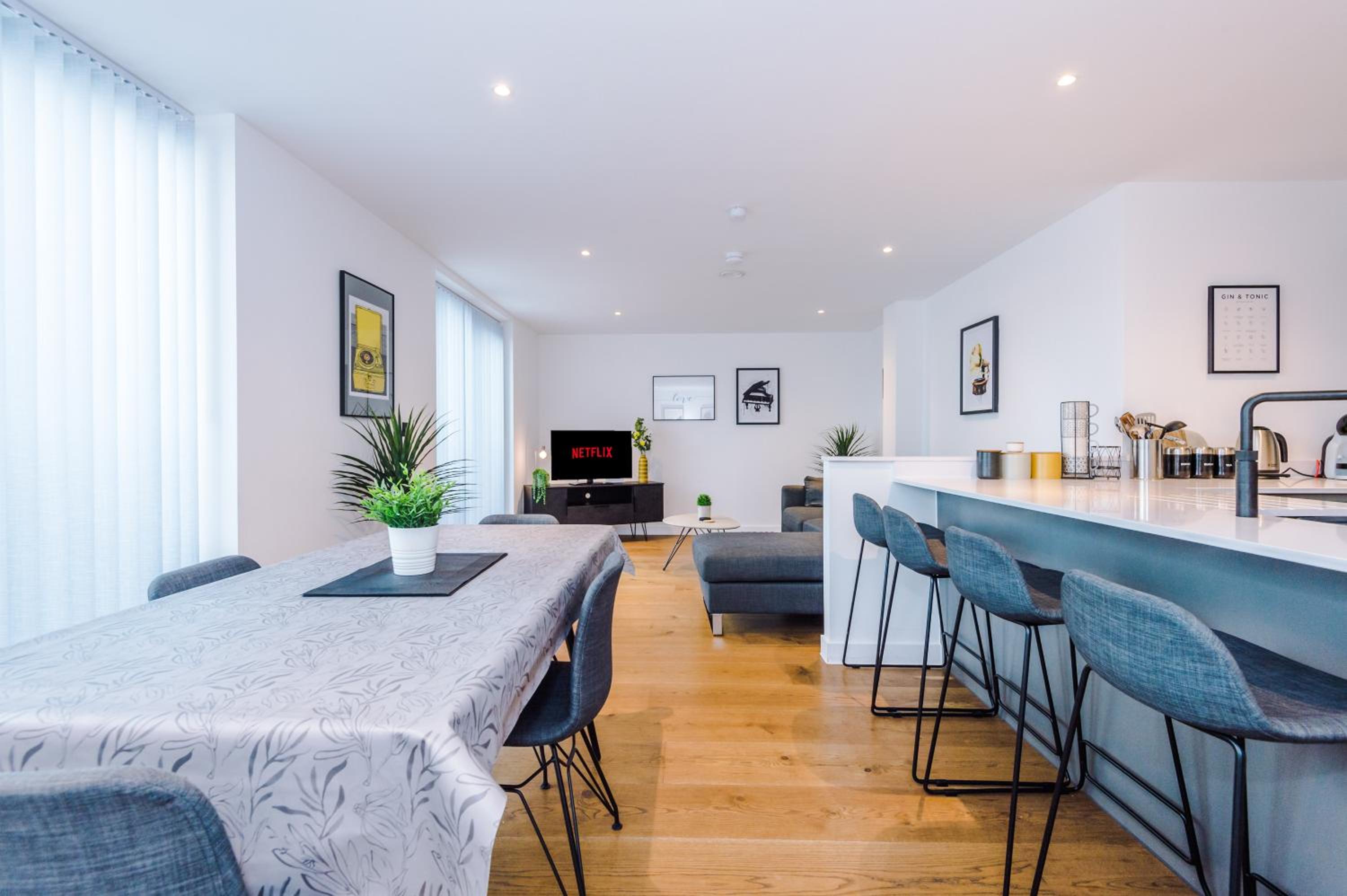 Hilltop Serviced Apartments - Piccadilly view 3
