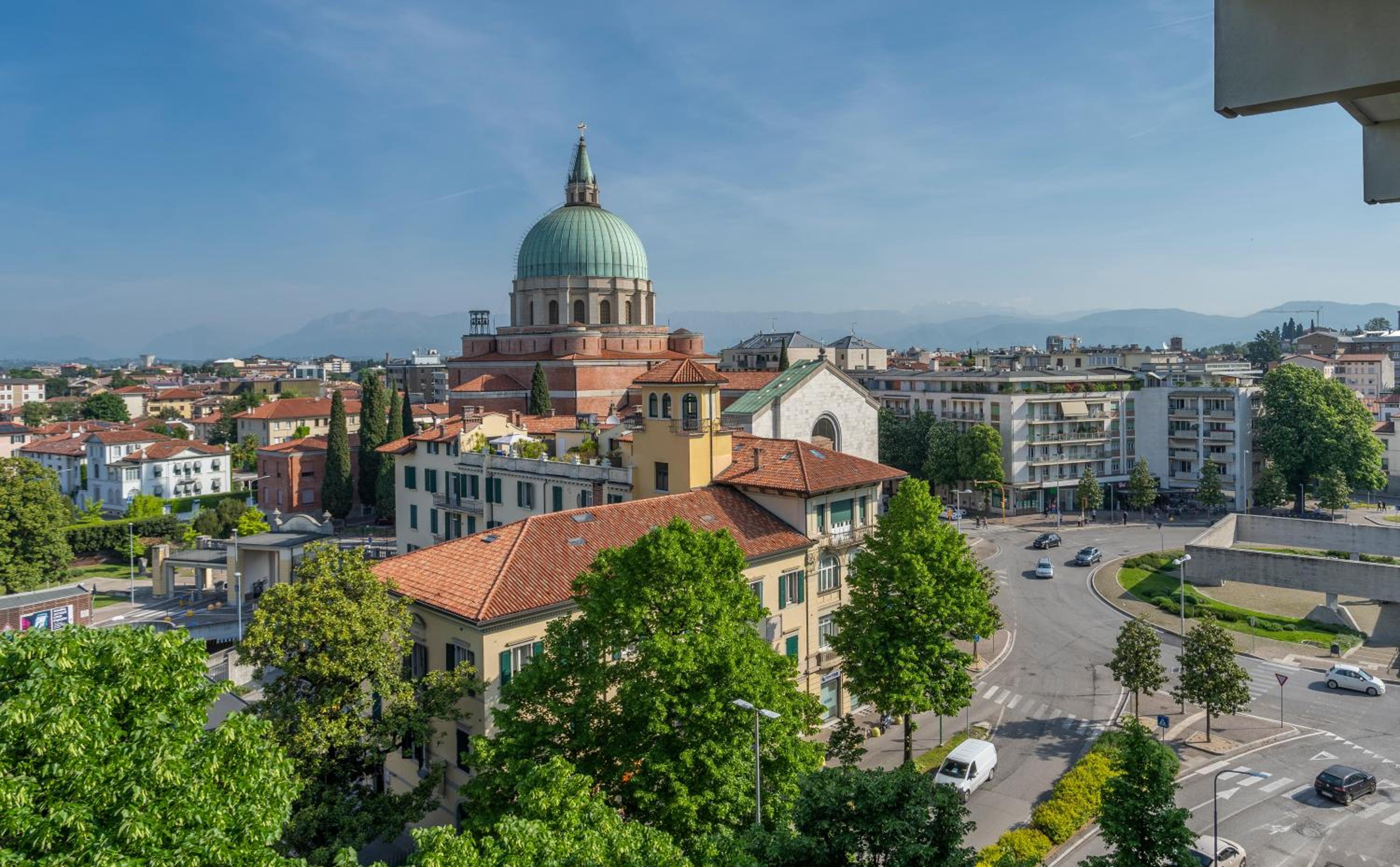Udine Viale Venezia Huge Red Apartment view 2
