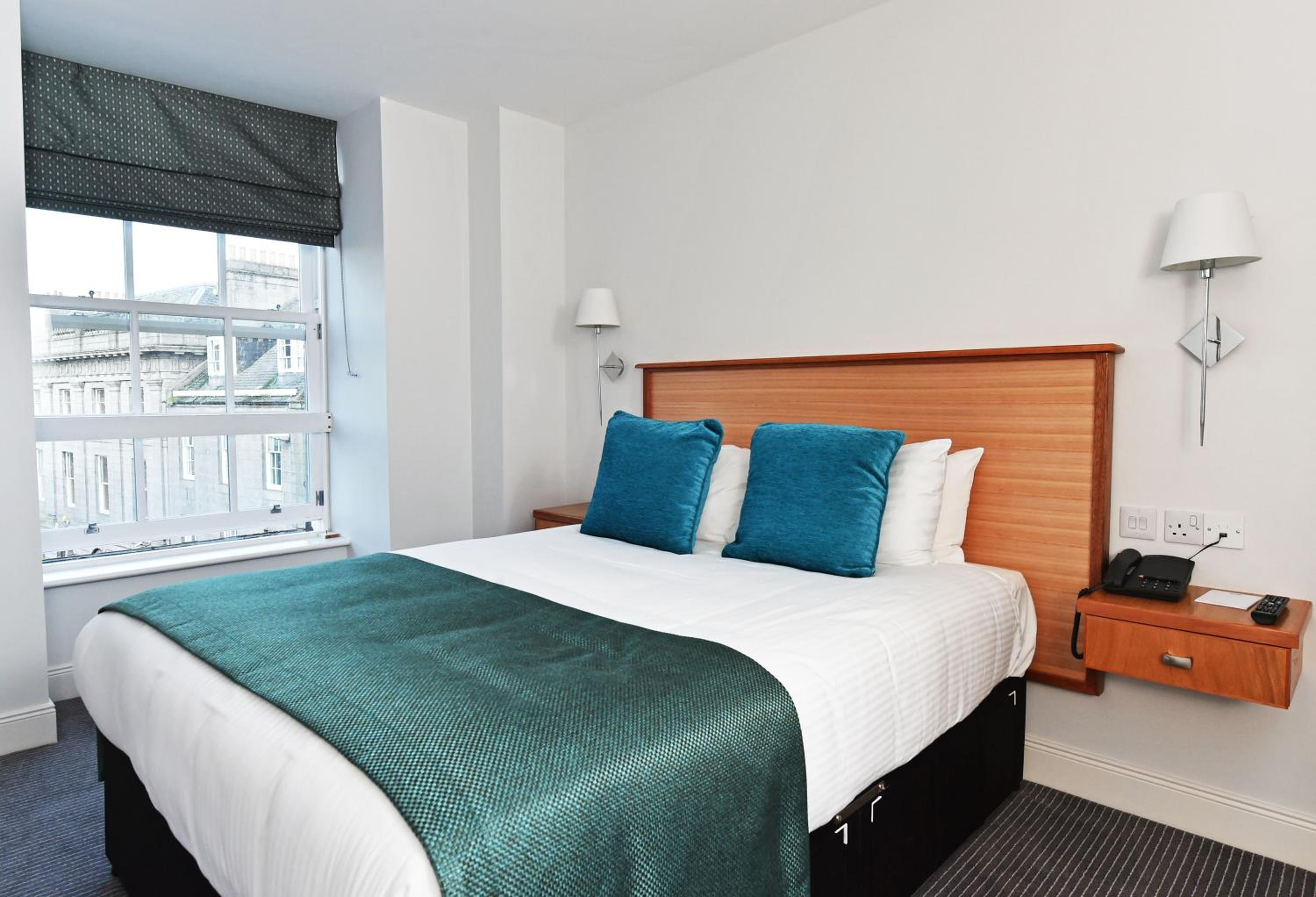 Royal Athenaeum Suites