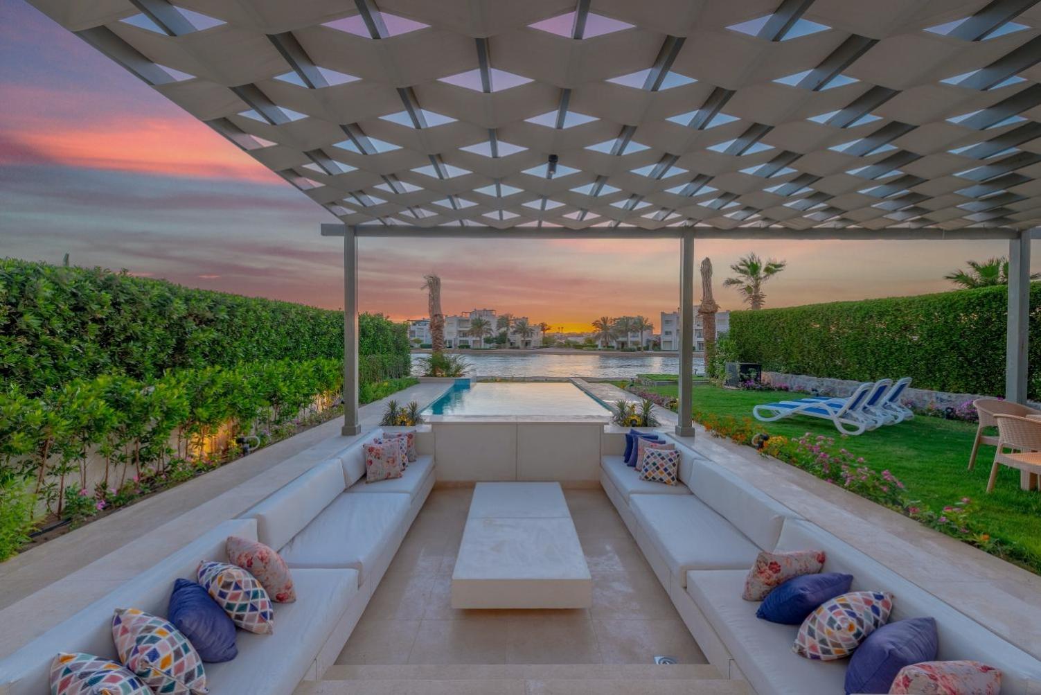 Joubal 3BR Villa Private Pool next to Marina view 3