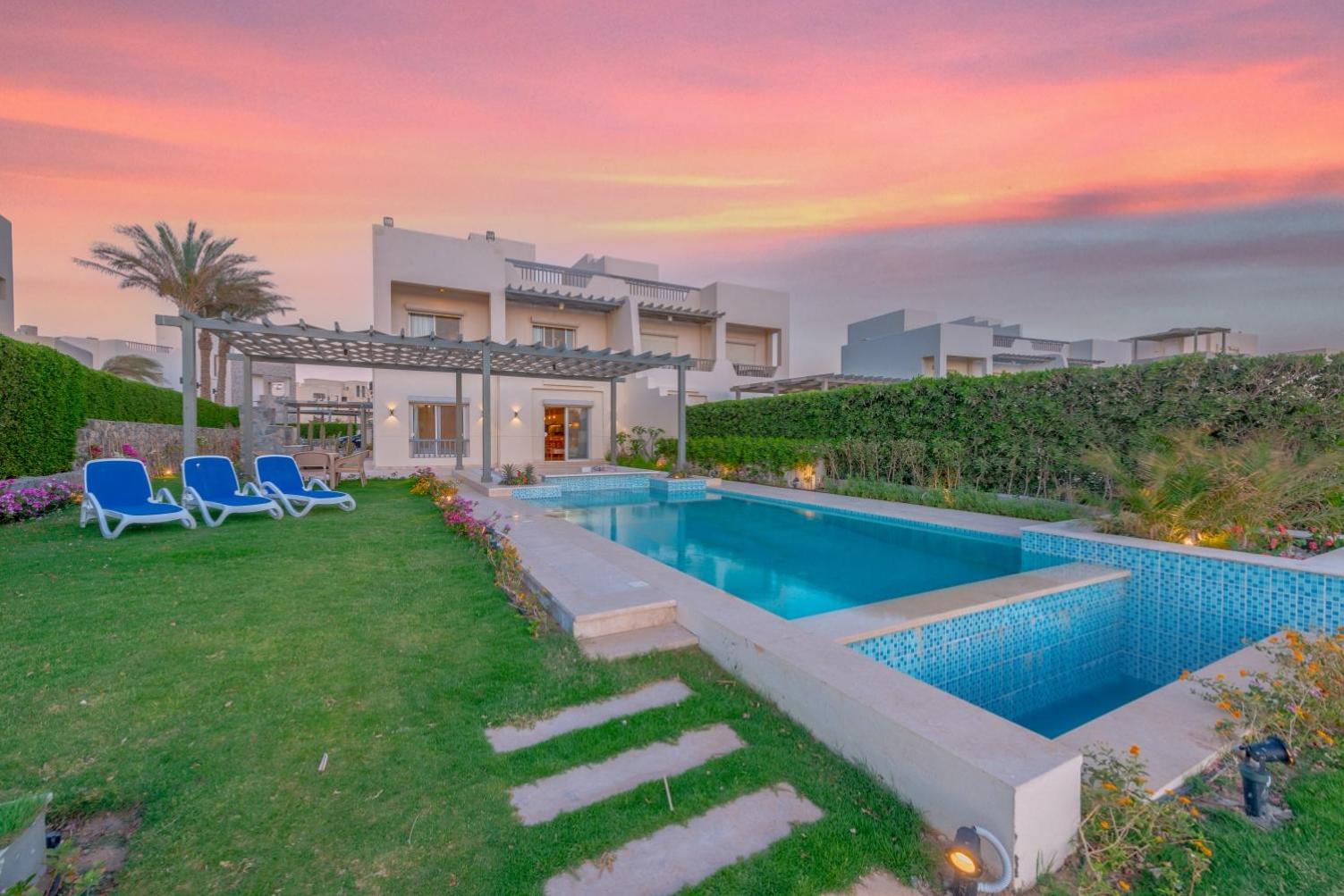 Joubal 3BR Villa Private Pool next to Marina view 4