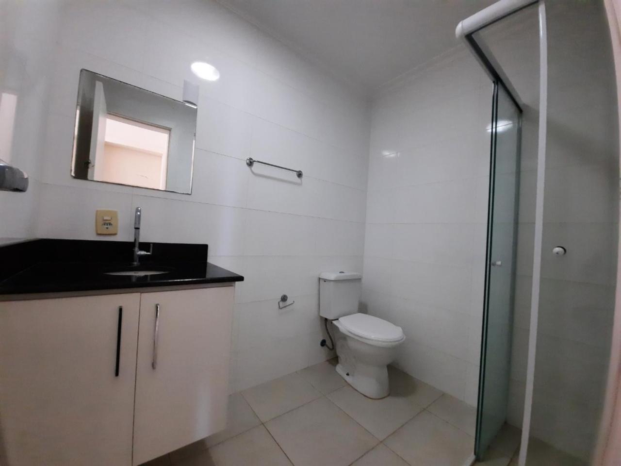 Apartamento 3 quartos 8 pessoas a 50 mts da Praia de Bombas, a 100m da Passarela do Ribeiro