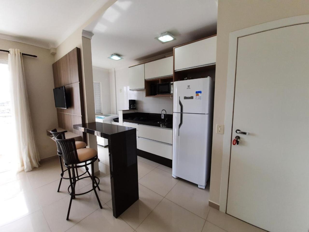 Apartamento 3 quartos 8 pessoas a 50 mts da Praia de Bombas, a 100m da Passarela do Ribeiro