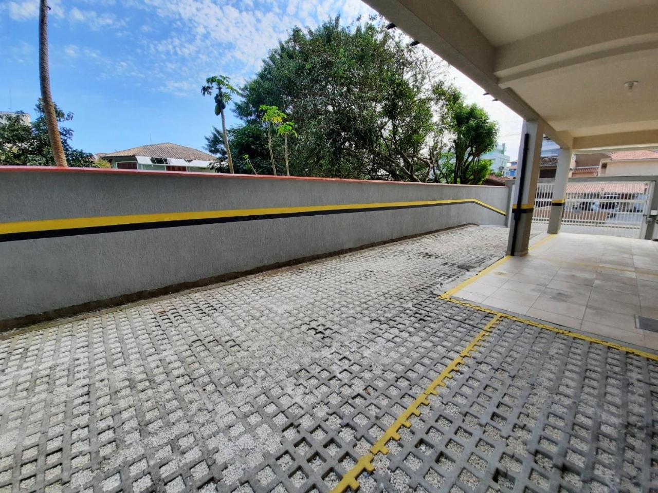 Apartamento 3 quartos 8 pessoas a 50 mts da Praia de Bombas, a 100m da Passarela do Ribeiro