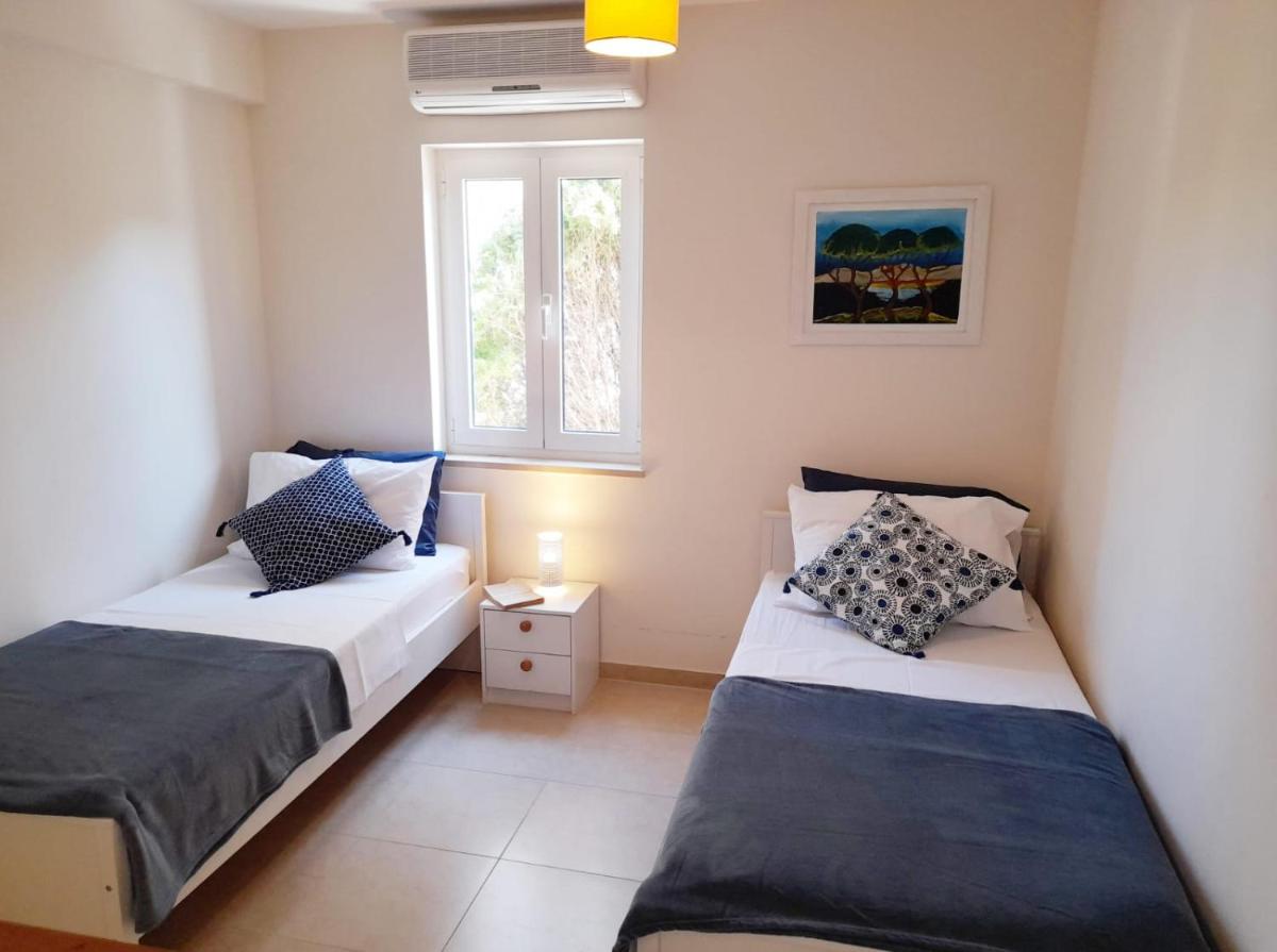 Appartamento Daisy con vista mare e piscina view 4