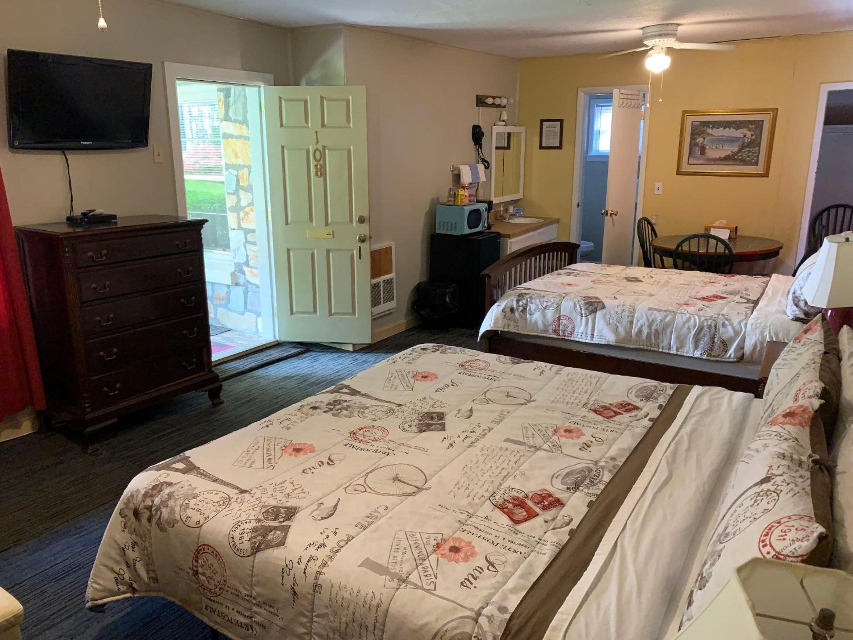 Phillips Historic Motel & Cottages