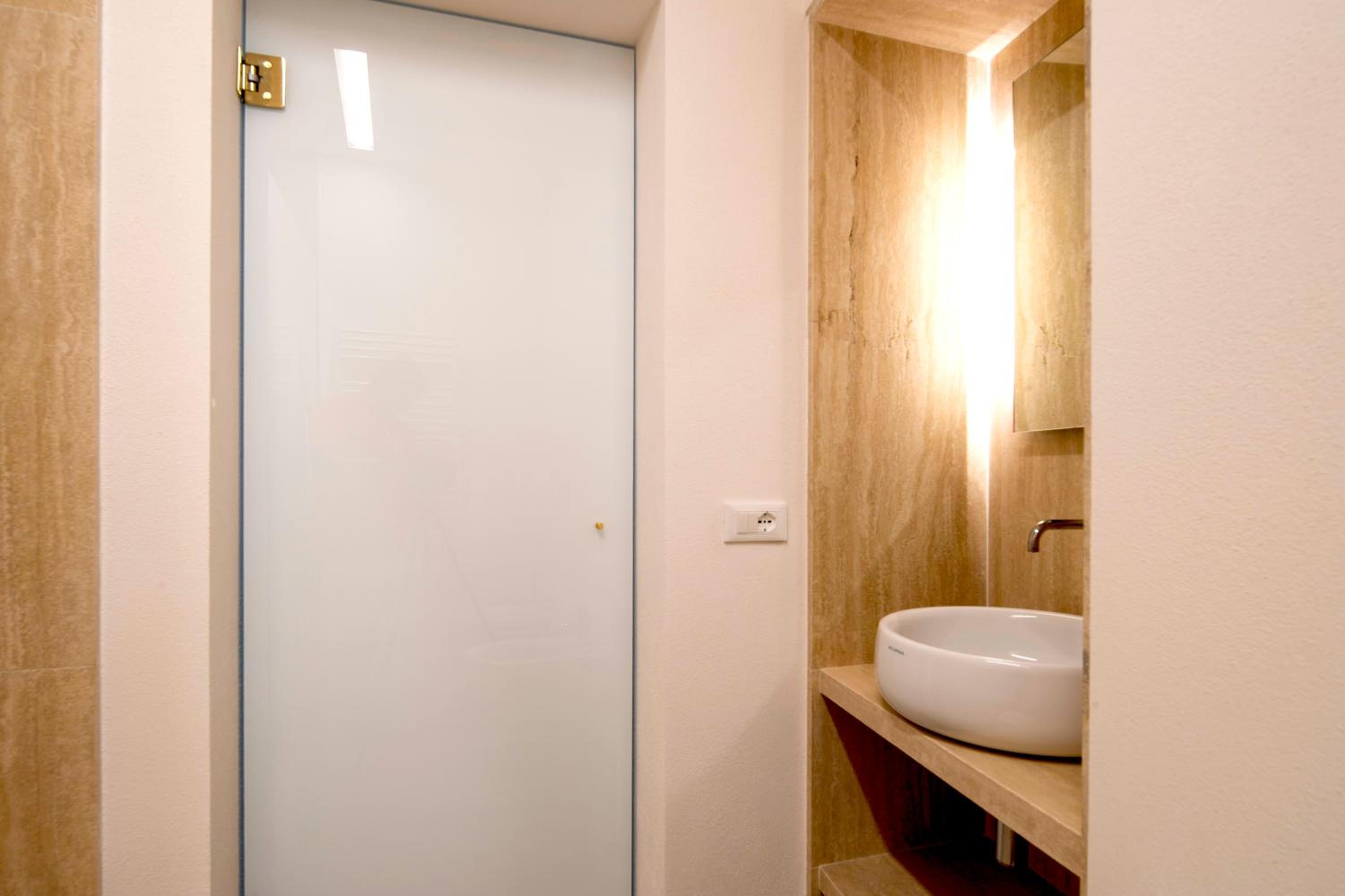 AUREA tempio di Apollo en Siracusa — bathroom