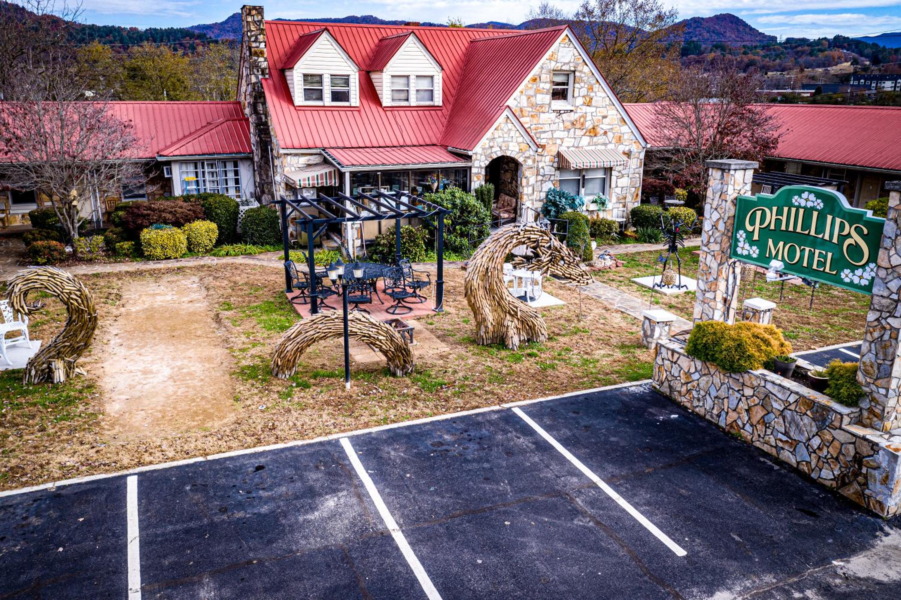 Phillips Historic Motel & Cottages