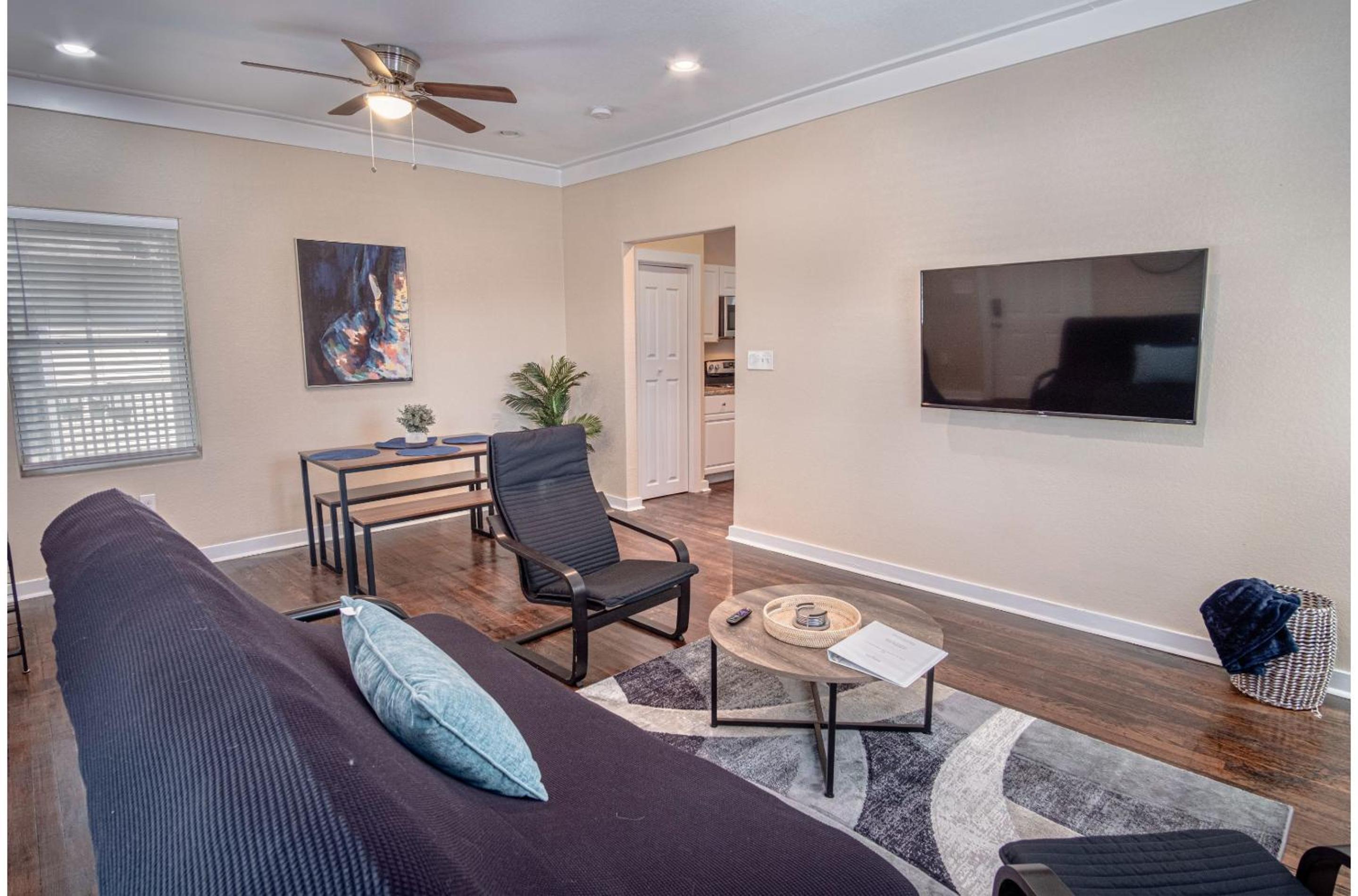 Fabulous Newly Renovated 2Br1Ba Near Downtown view 2