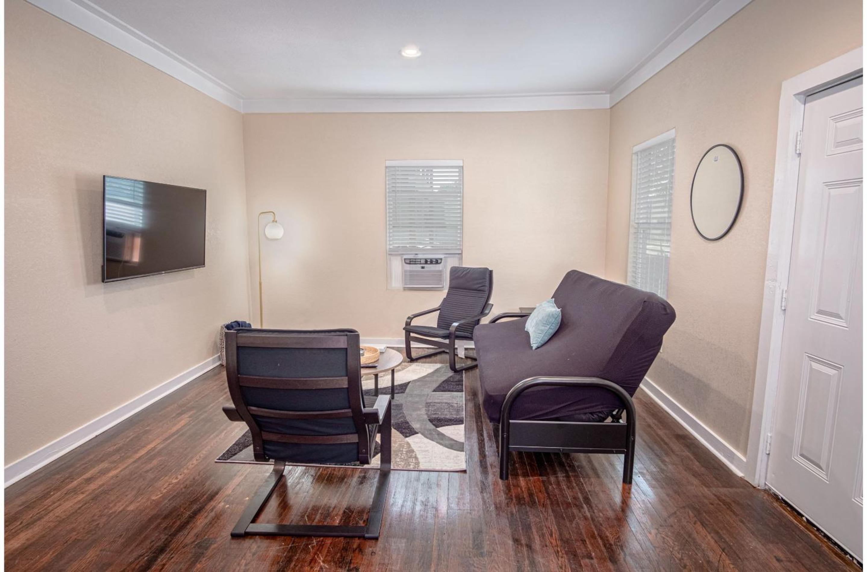 Fabulous Newly Renovated 2Br1Ba Near Downtown view 3