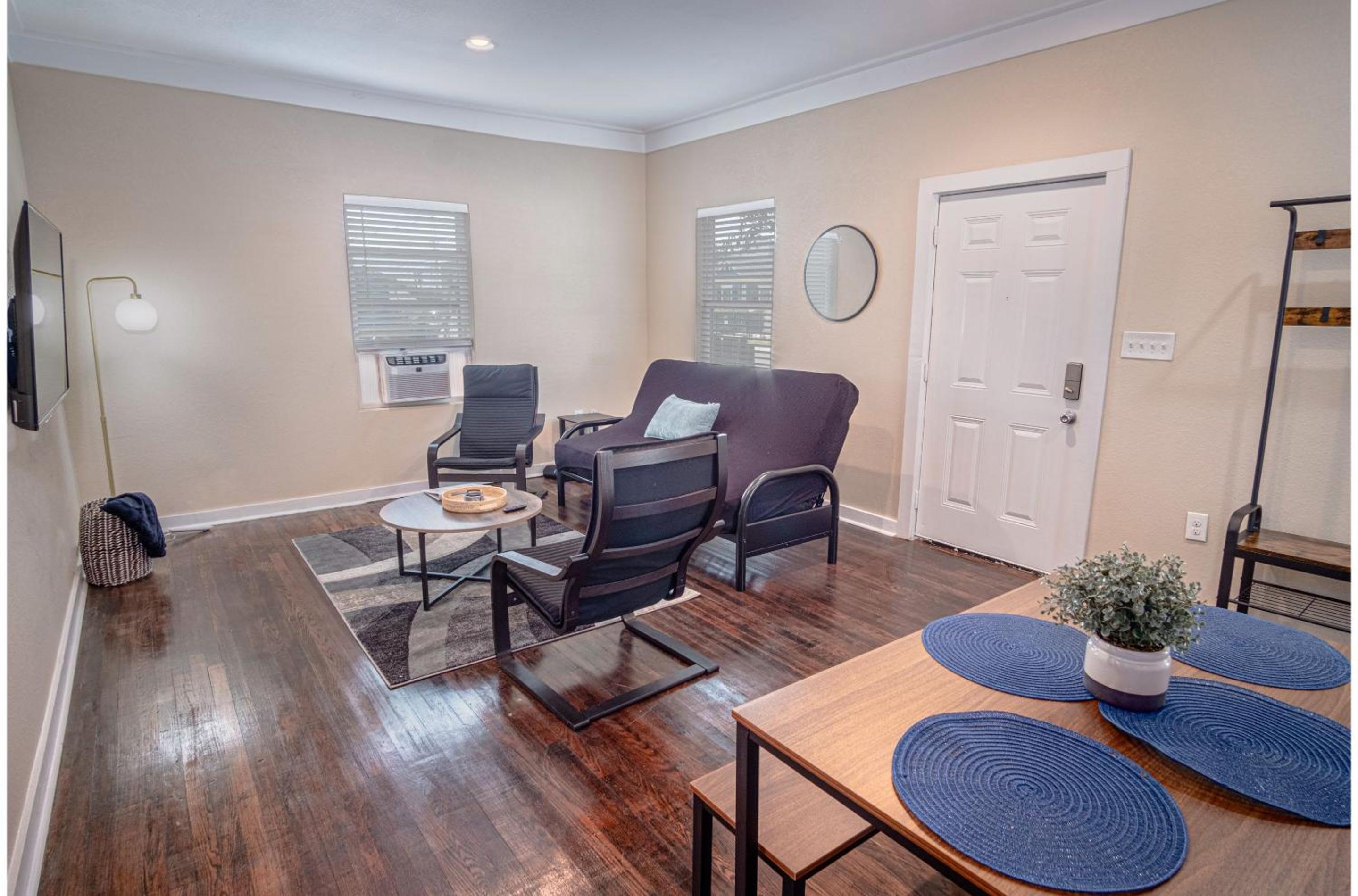 Fabulous Newly Renovated 2Br1Ba Near Downtown view 4
