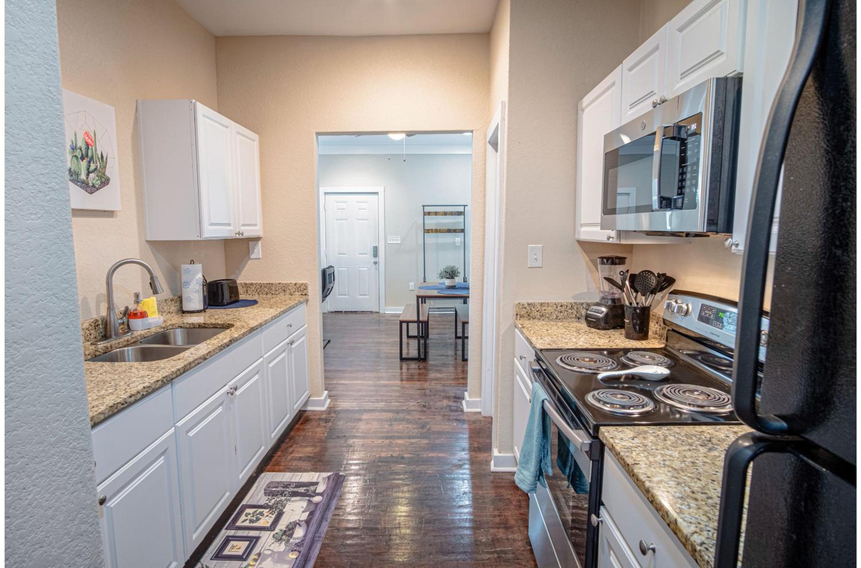 Fabulous Newly Renovated 2Br1Ba Near Downtown view 5