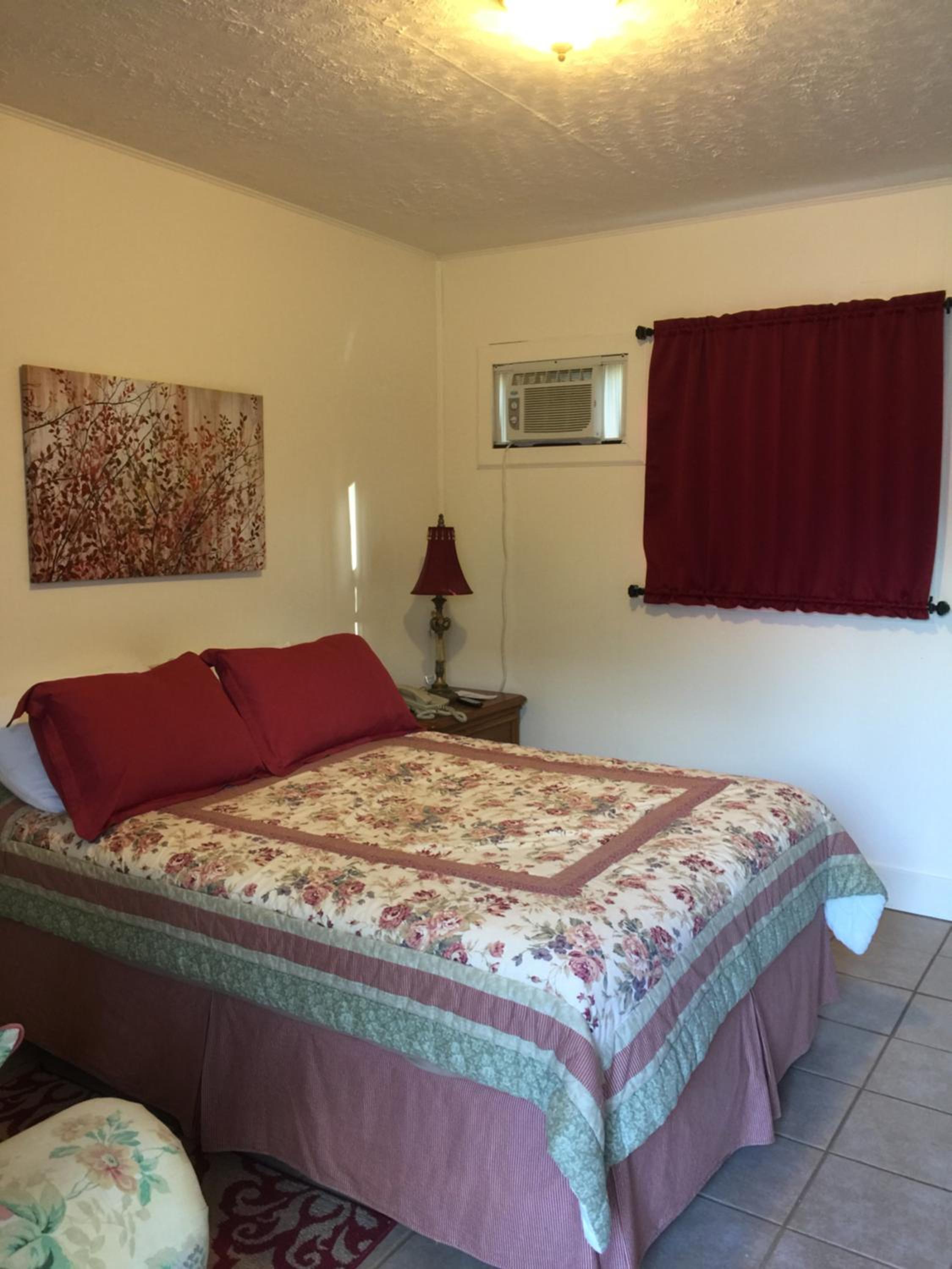 Phillips Historic Motel & Cottages