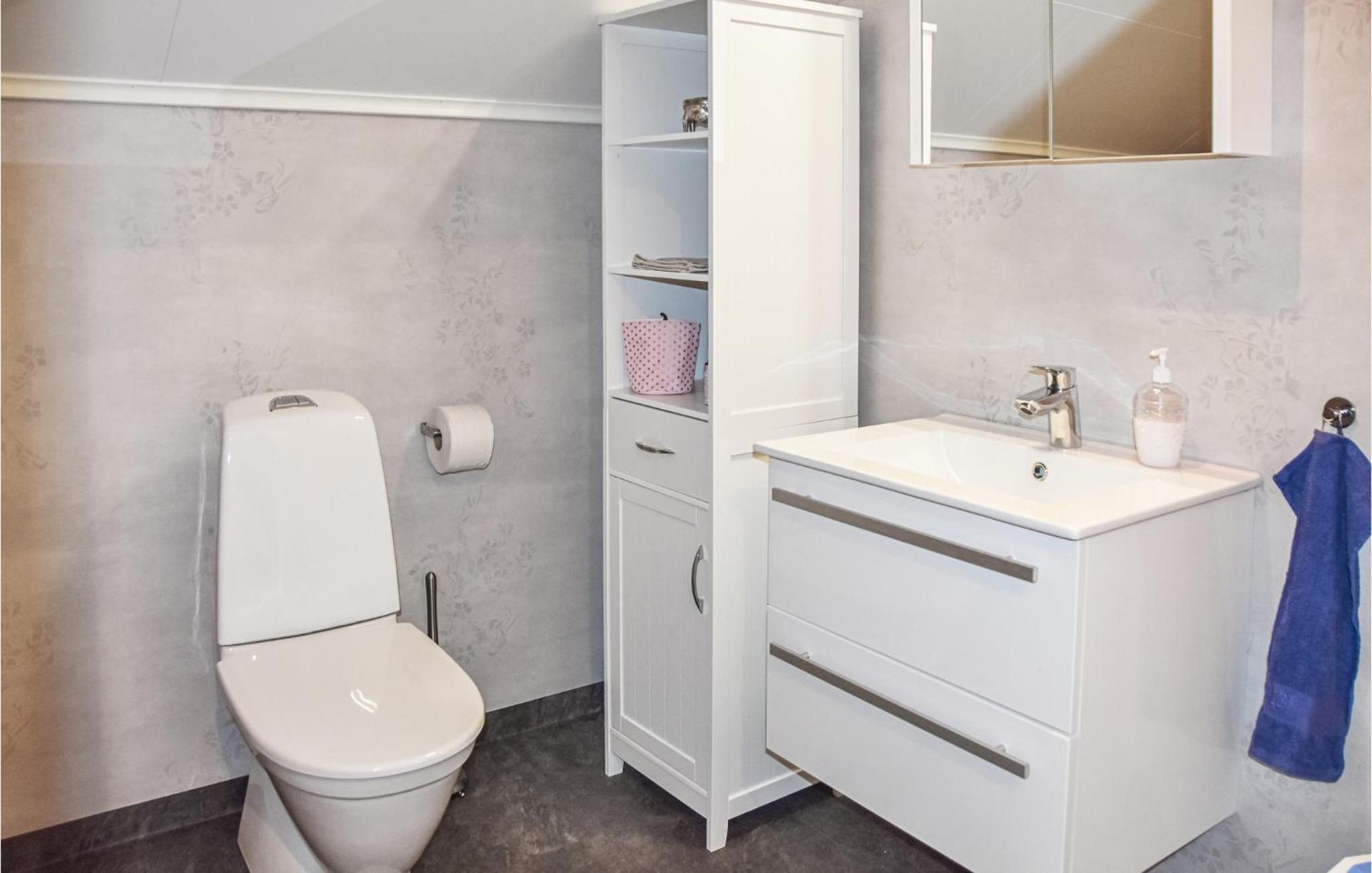 2 Bedroom Cozy Apartment In Årjäng