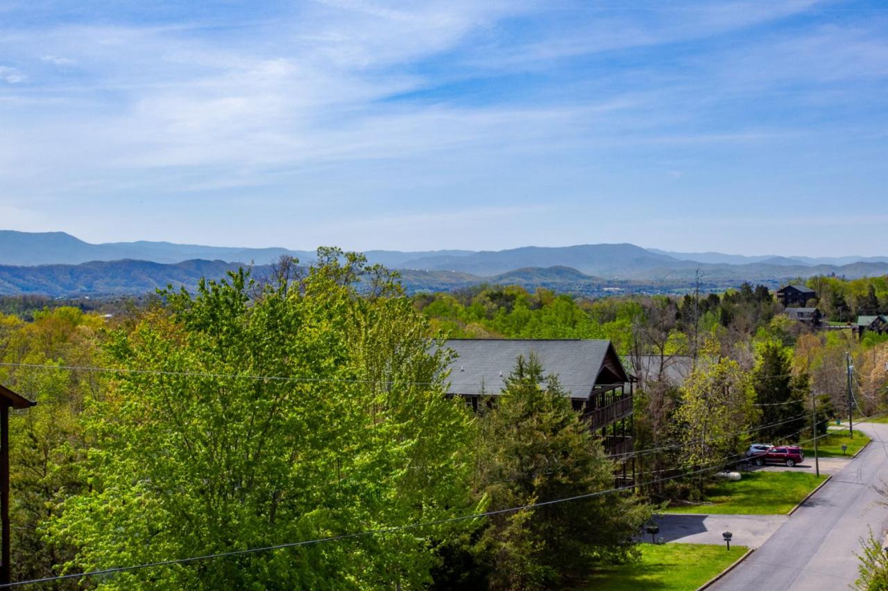 Bear Hug Cabin- Mtn View, Hot Tub, Theater view 4