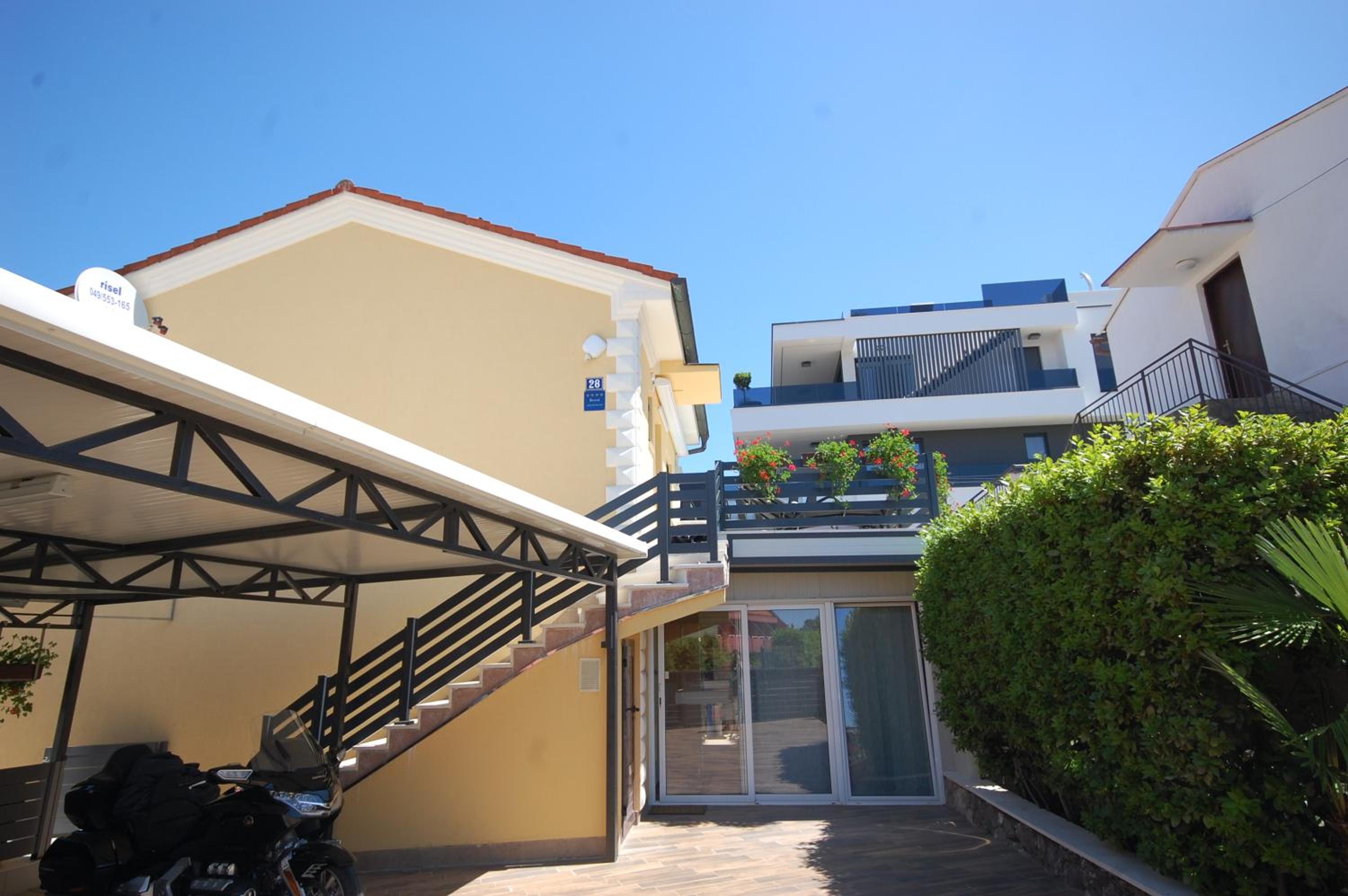 Apartment Poljak Njivice by El-Pi Tours view 4