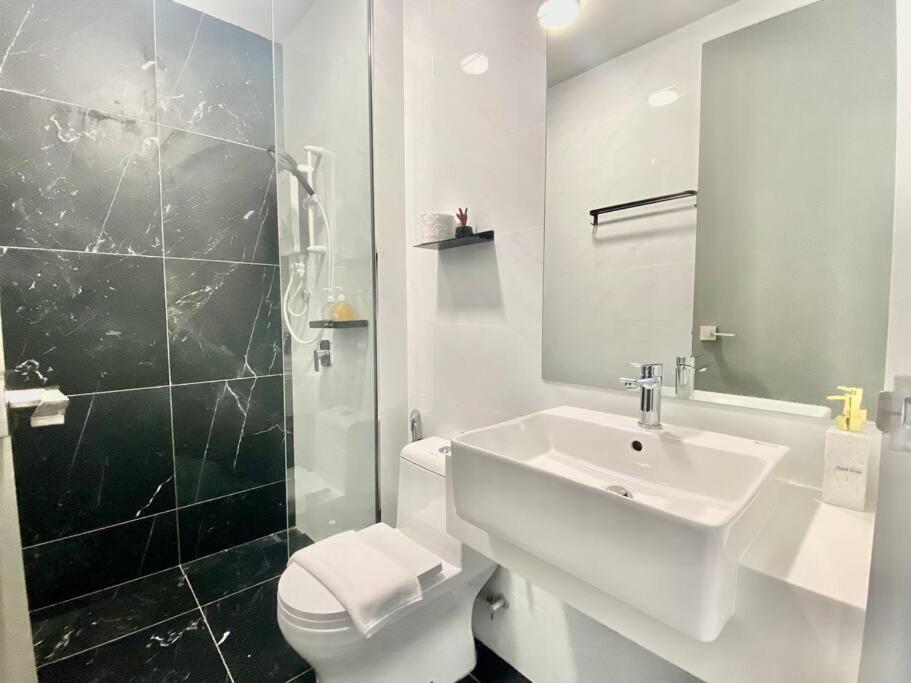 Beacon Executive Suites #Elegant #SkyPool #Georgetown #4pax #2BR 2bath #1Queen 2Single #Quality well maintained #Private superhost photo 5