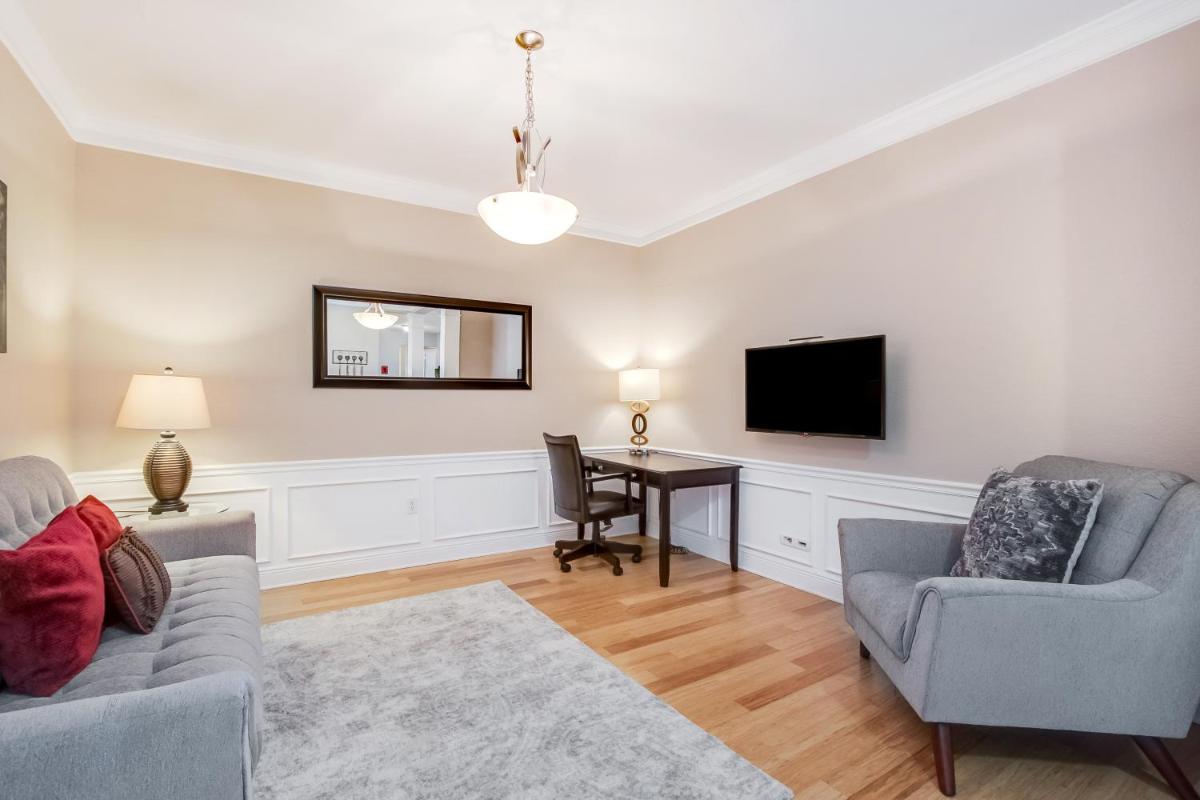 Spectacular Lakeview Condo, near WDW & Universal
