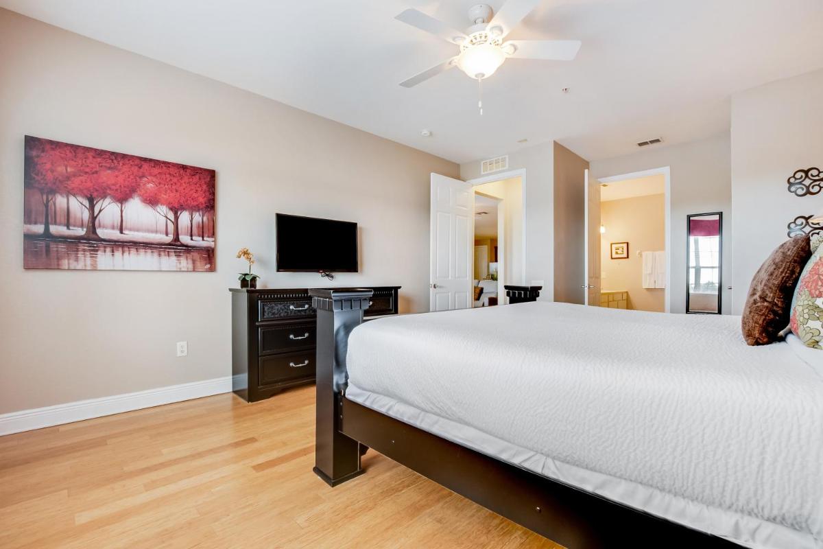 Spectacular Lakeview Condo, near WDW & Universal