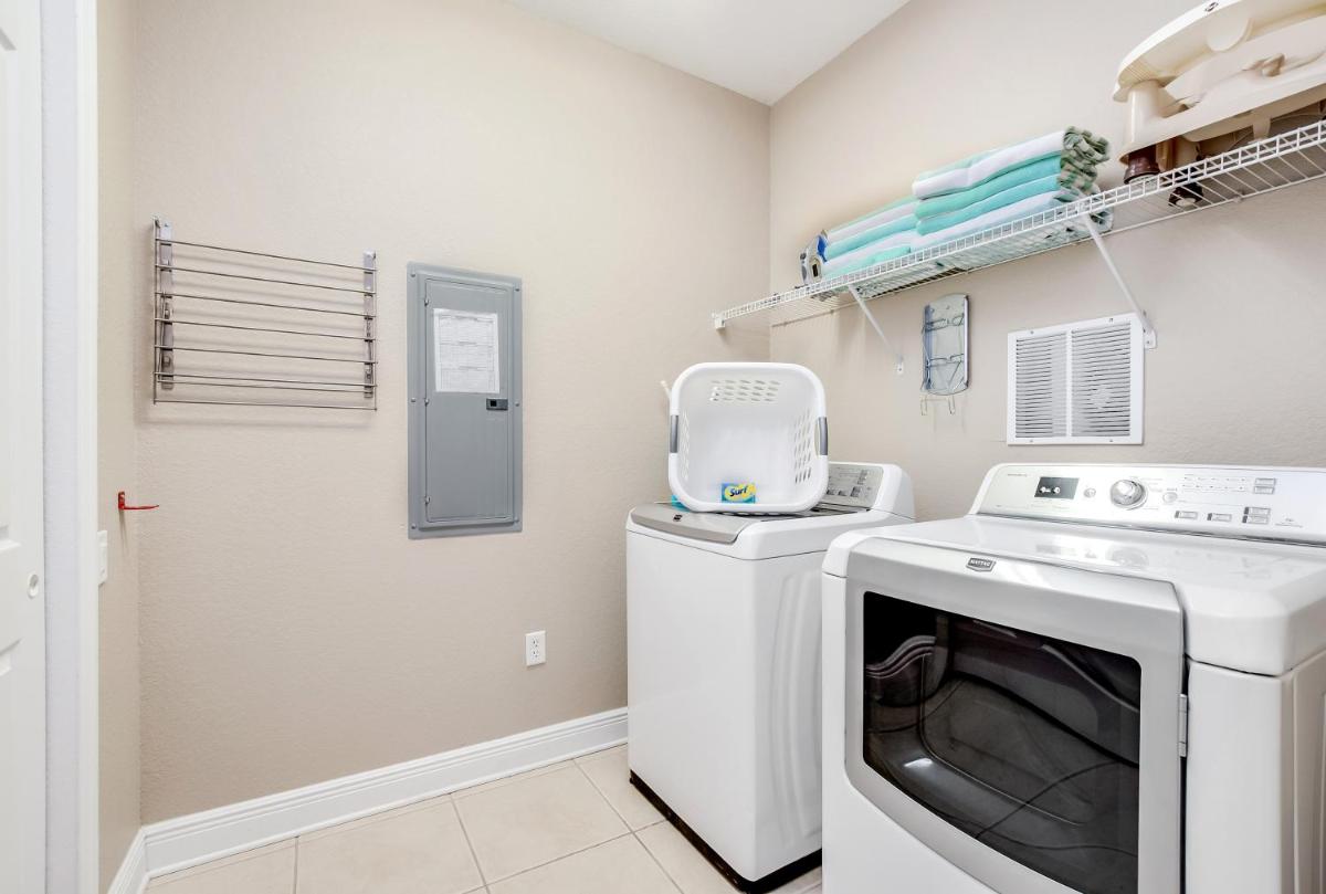 Spectacular Lakeview Condo, near WDW & Universal