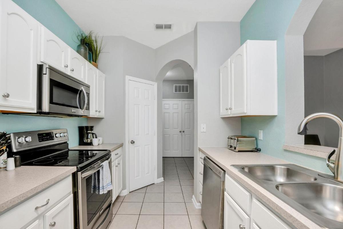 Updated LAKEVIEW Condo, Minutes from Disney