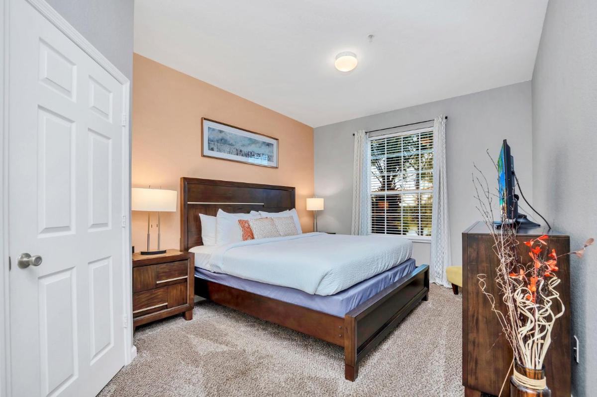 Updated LAKEVIEW Condo, Minutes from Disney