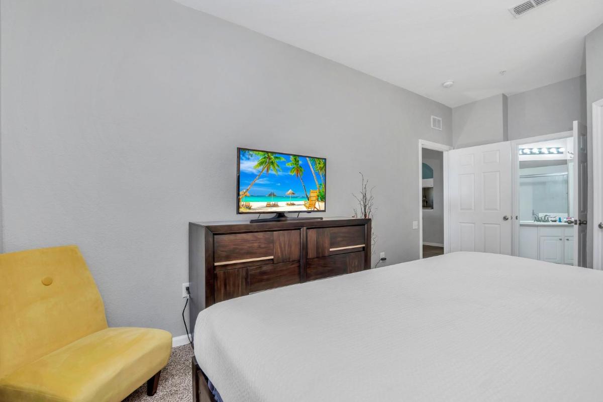 Updated LAKEVIEW Condo, Minutes from Disney
