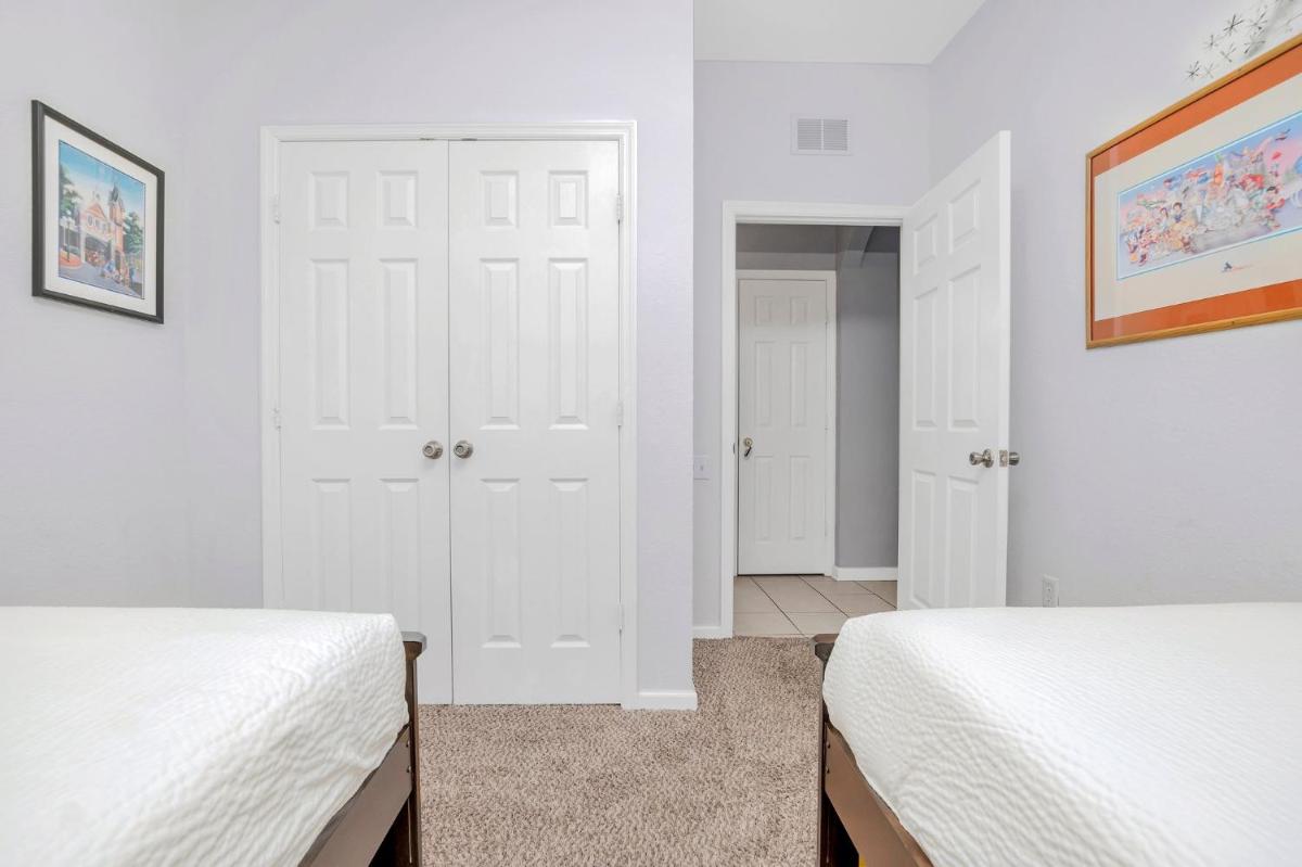 Updated LAKEVIEW Condo, Minutes from Disney