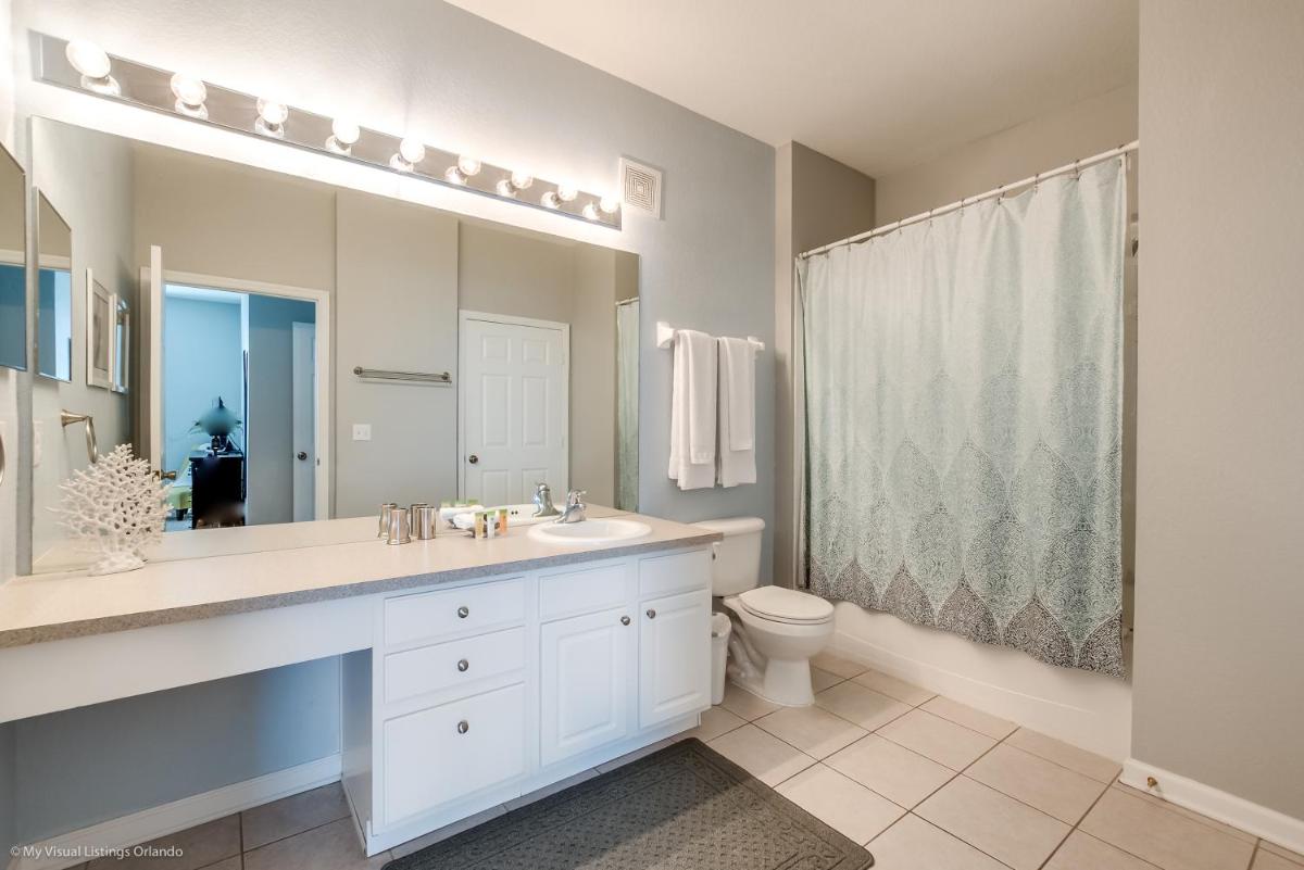 Updated LAKEVIEW Condo, Minutes from Disney