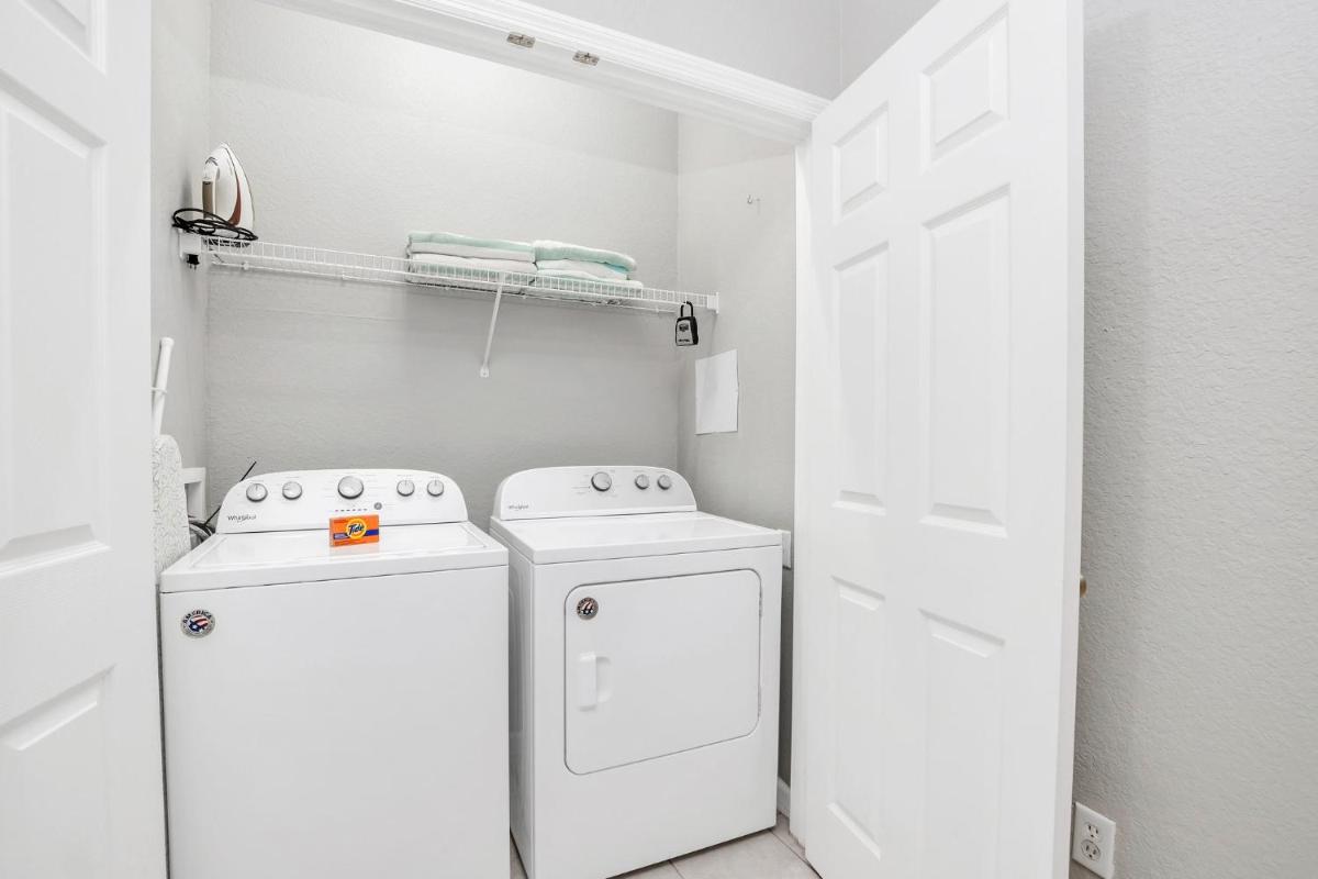 Updated LAKEVIEW Condo, Minutes from Disney