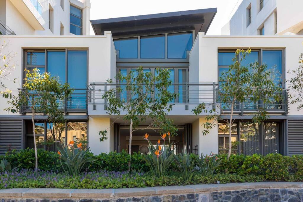 Outstanding V&A Marina Waterfront apartment