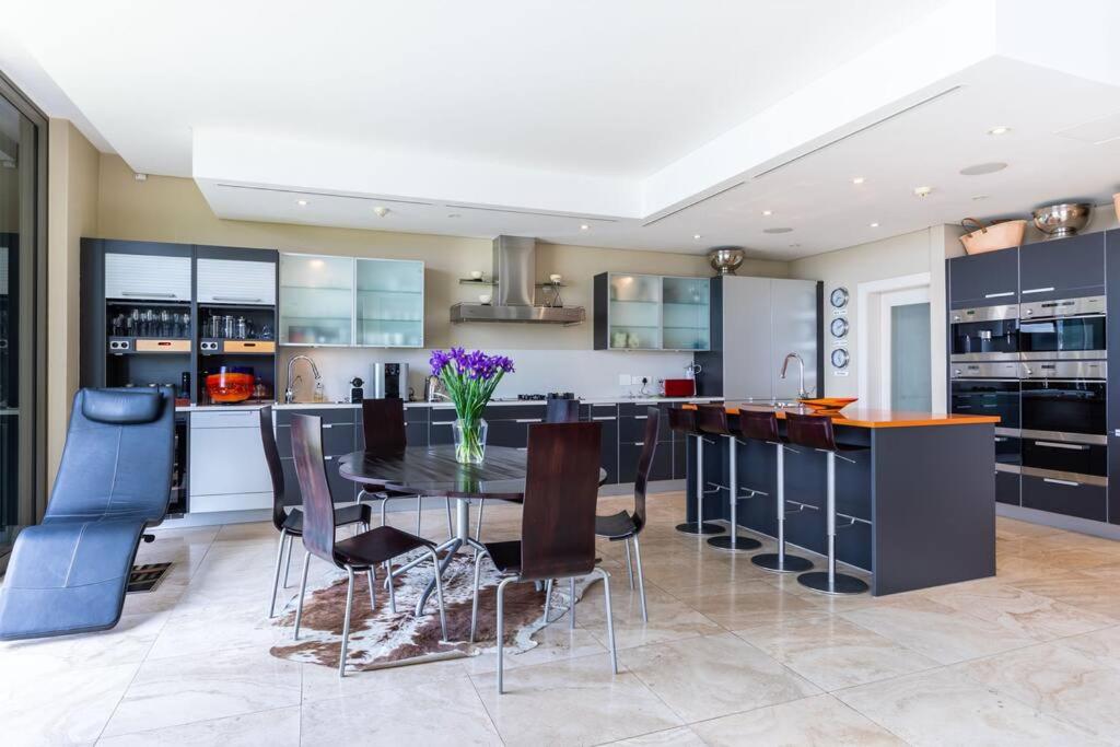 Outstanding V&A Marina Waterfront apartment