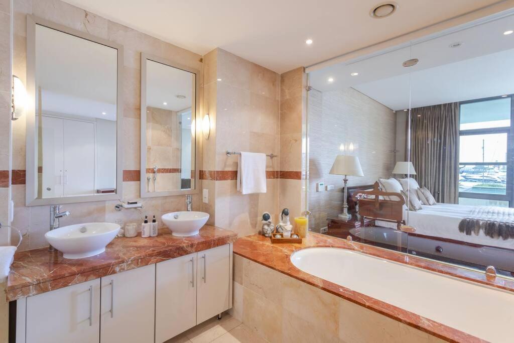 Outstanding V&A Marina Waterfront apartment