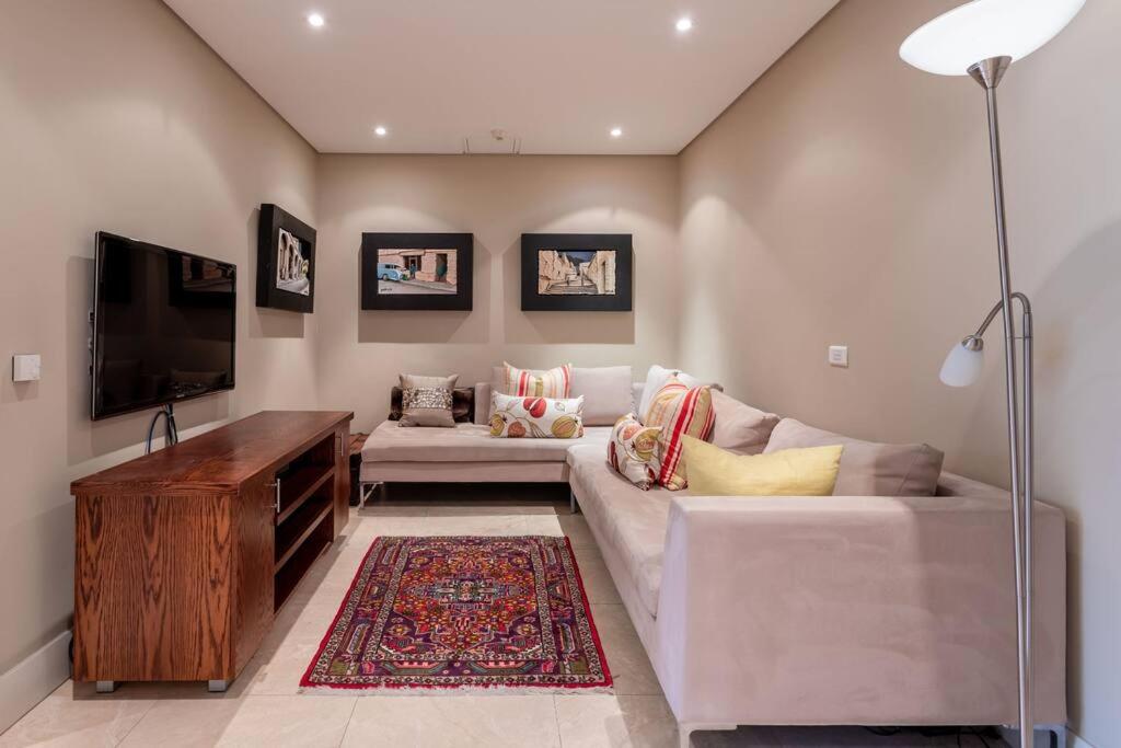 Outstanding V&A Marina Waterfront apartment