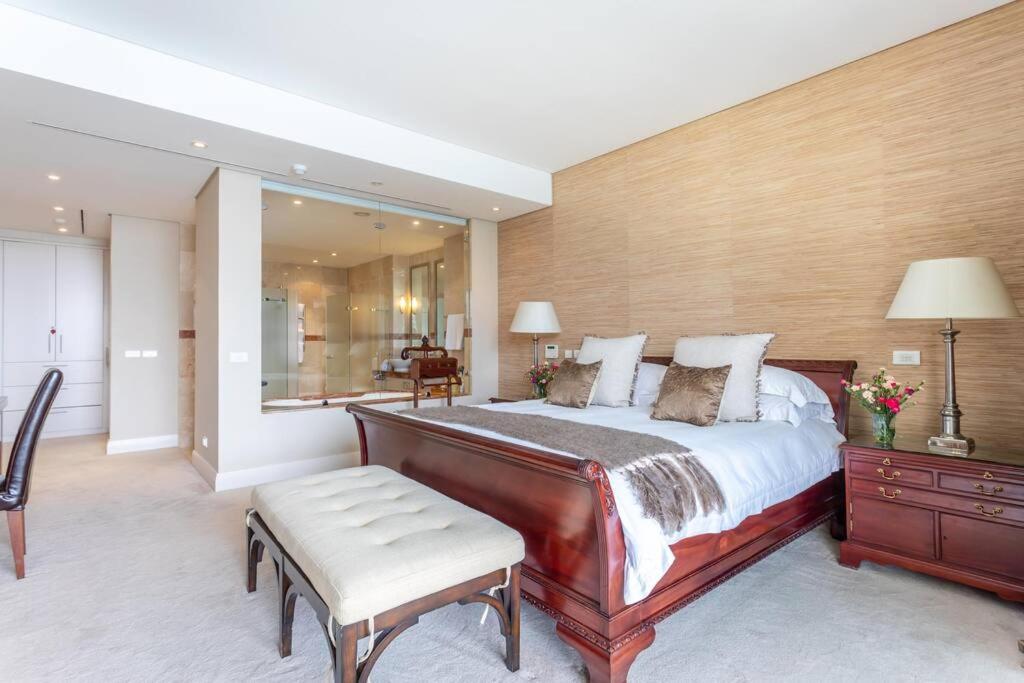 Outstanding V&A Marina Waterfront apartment