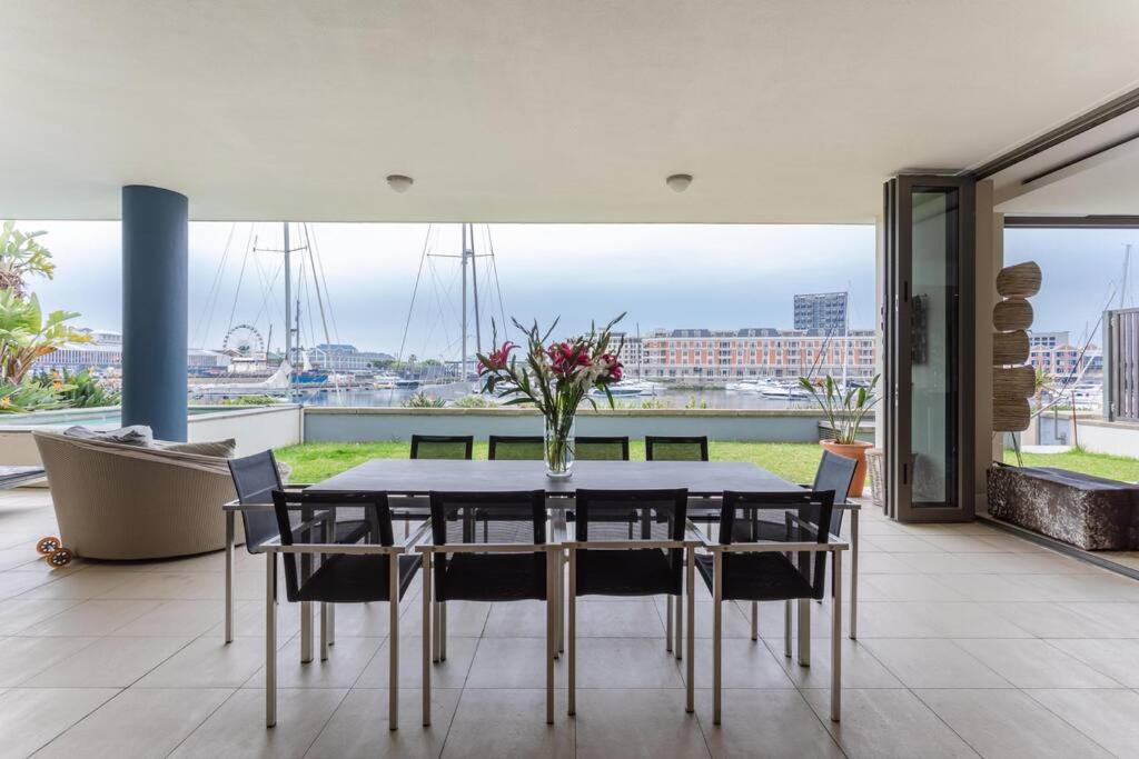 Outstanding V&A Marina Waterfront apartment