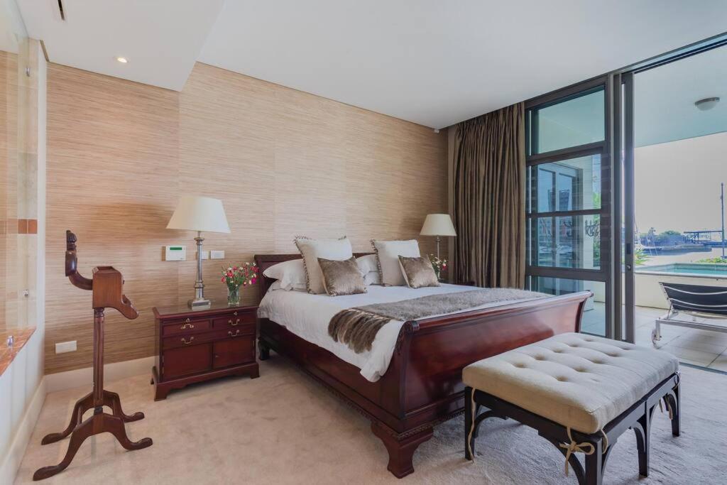 Outstanding V&A Marina Waterfront apartment