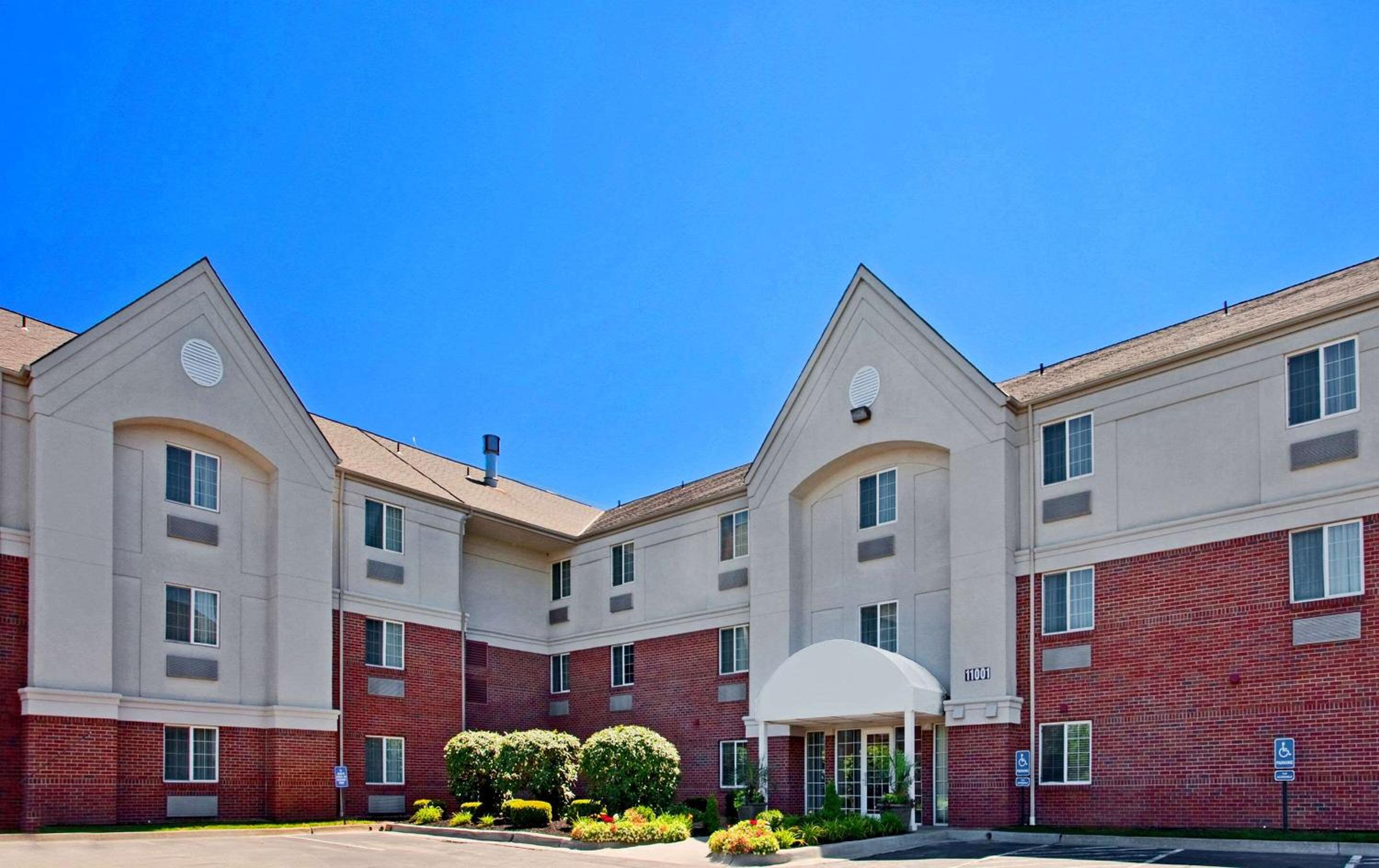 Kansas City Vacations - MainStay Suites- Kansas City Overland Park - Property Image 1