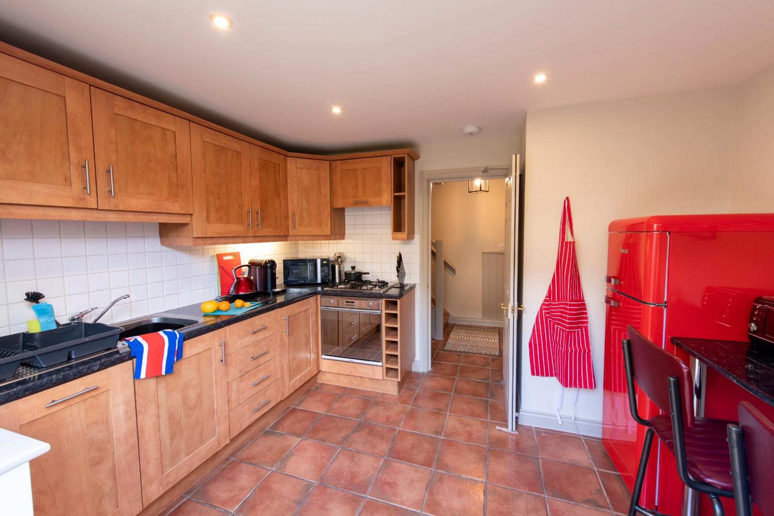 3 Bedroom House - a very British place to stay - near city centre ! view 2