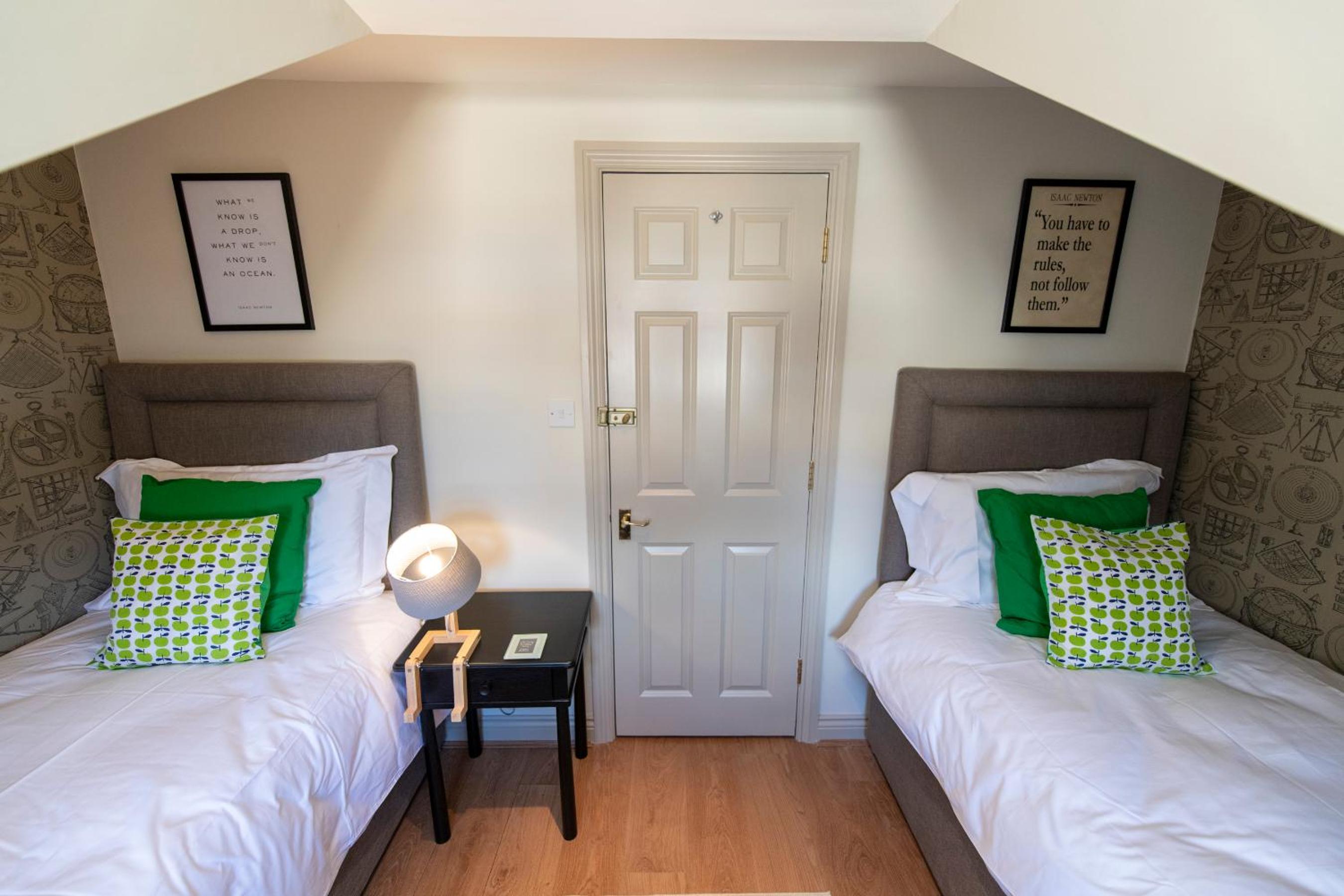 3 Bedroom House - a very British place to stay - near city centre ! view 4