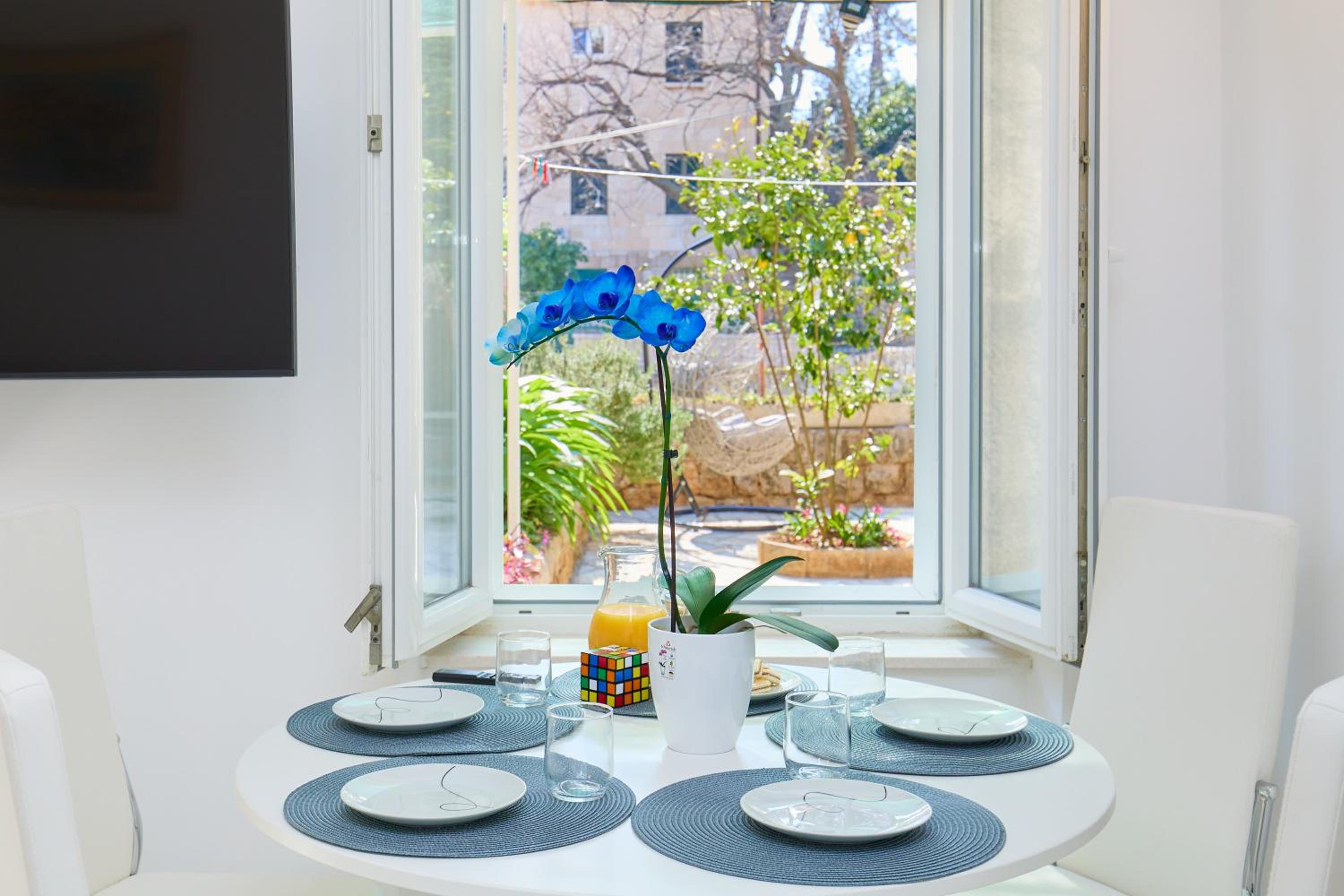 Barbara's Garden Apartment